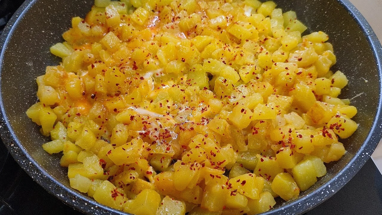 Sadece 2 Malzemeyle Hazırlanan Kahvaltılık Patatesli Yumurta Tarifi (1)-1