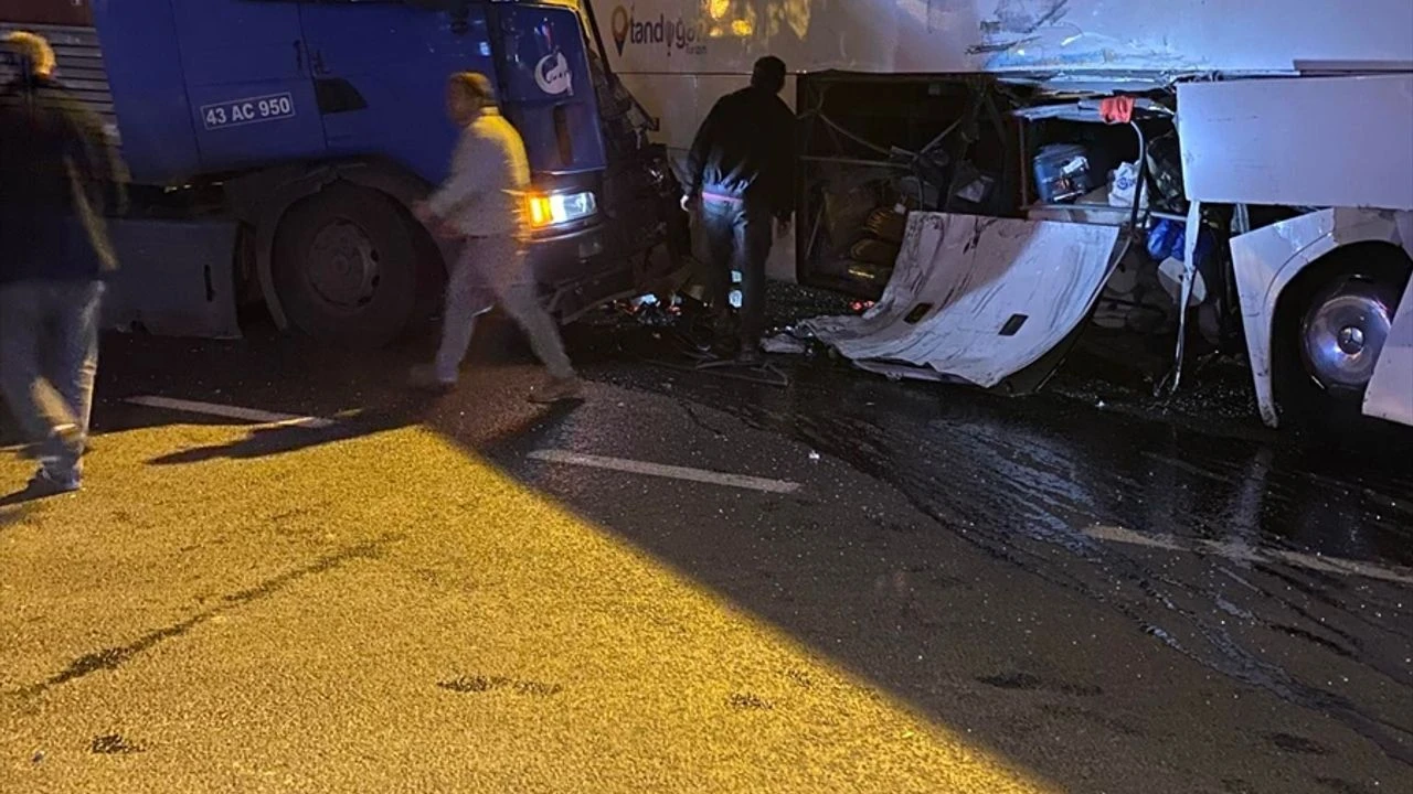 Tur Otobüsü Ile Tir Çarpıştı 20 Kişi Yaralandı-1