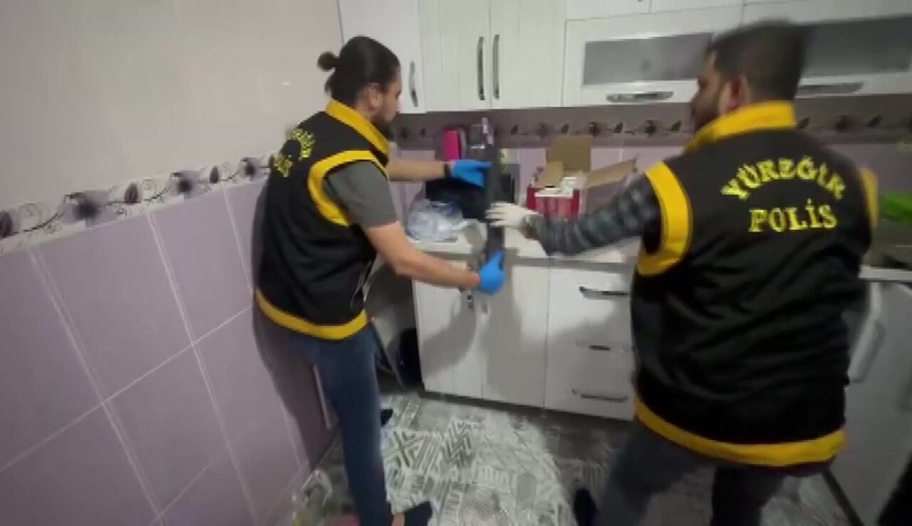 Adana’da Mutfak Dolabında Şok Ak 47 Ve Pompalı Tüfek Ele Geçirildi (2)