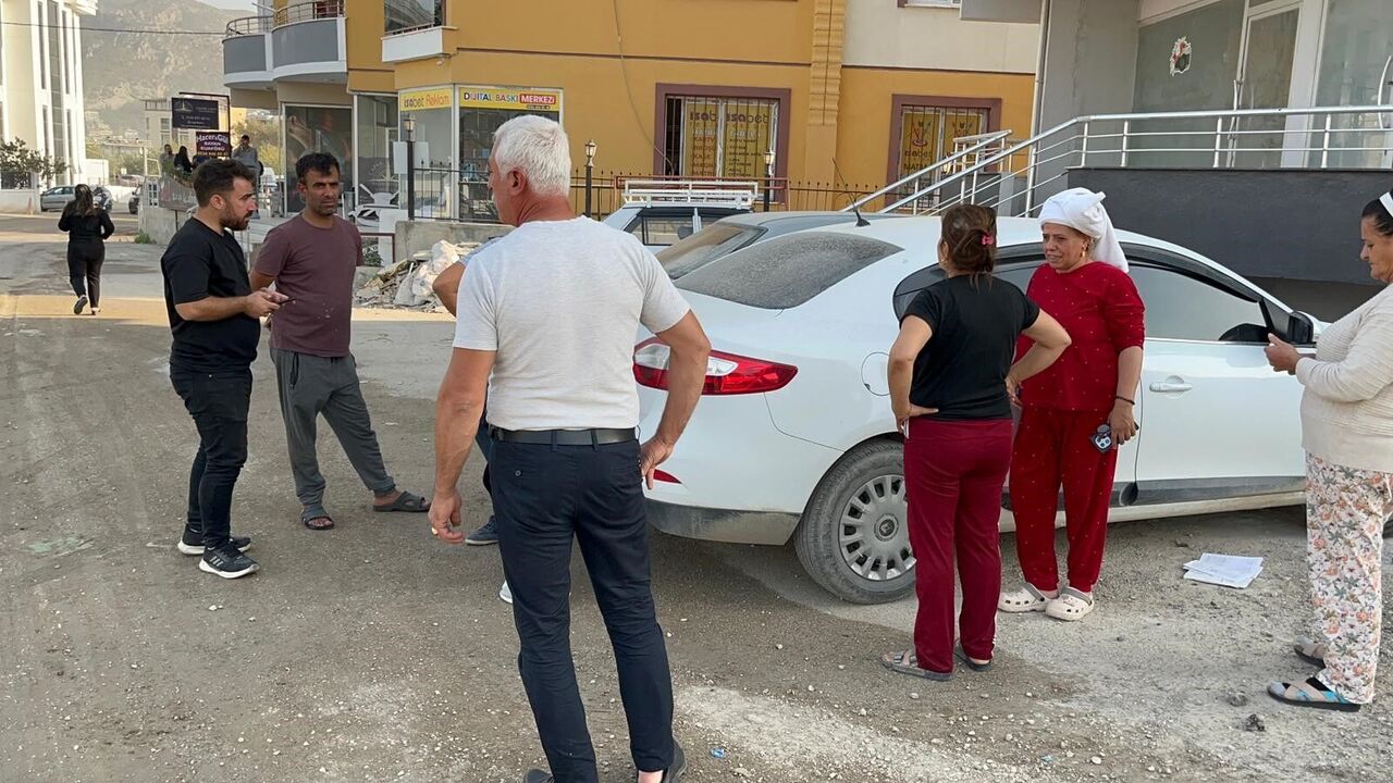 Hatay'da Deprem Oldu Vatandaşlar Sokaklara Döküldü (1)