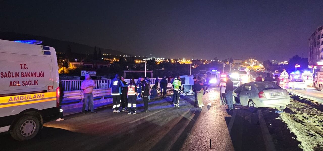 Hatay’da Minibüs Ile Otomobil Çarpıştı 11 Yaralı (1)