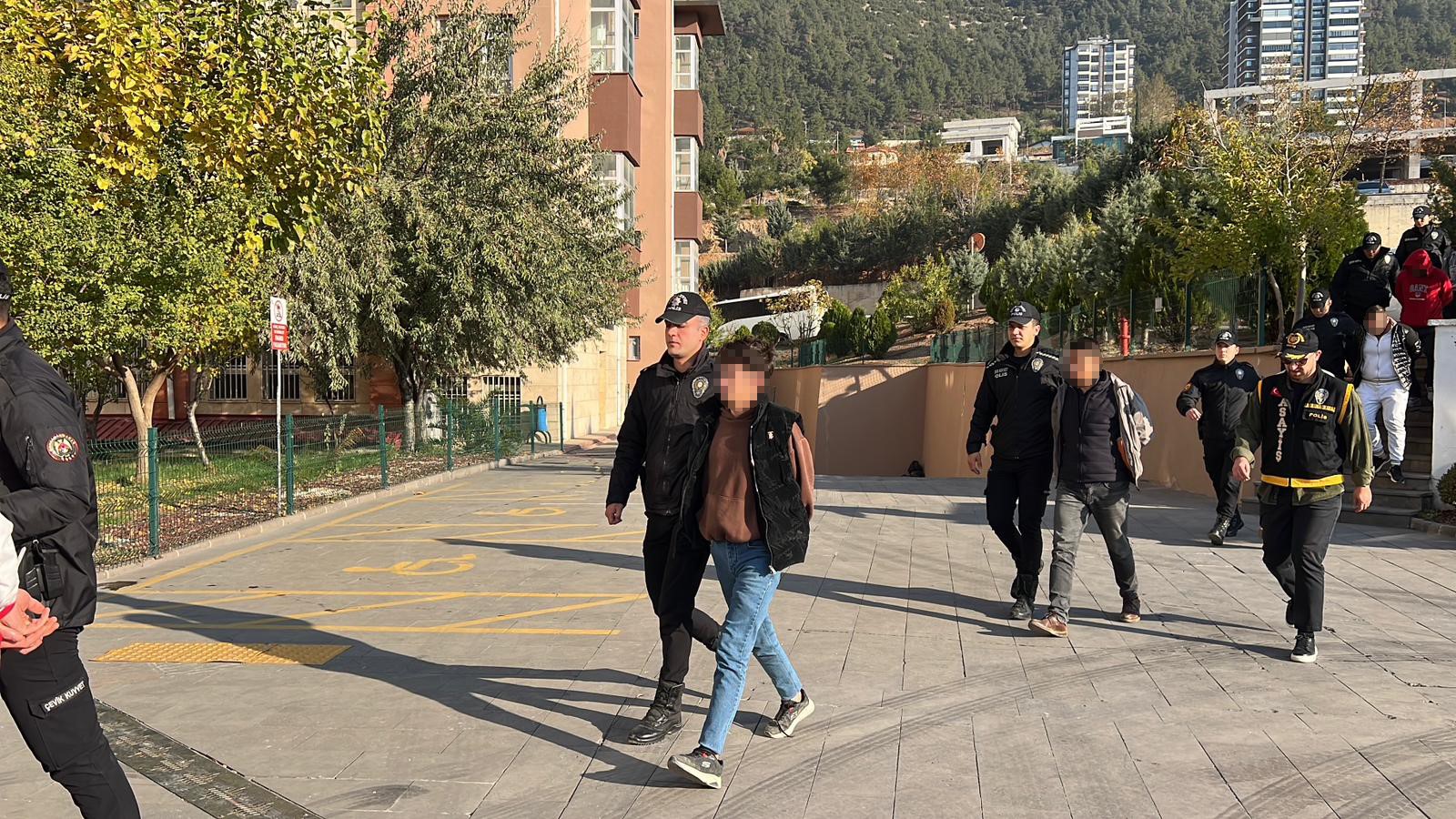 Kahramanmaraş’ta Dolandırıcılık Ve Bahis Çetesi Adliyeye Sevk Edildi (3)