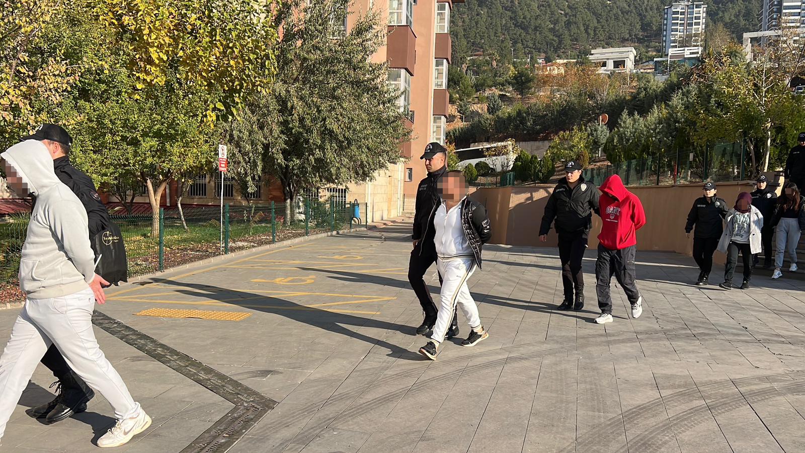 Kahramanmaraş’ta Dolandırıcılık Ve Bahis Çetesi Adliyeye Sevk Edildi (4)