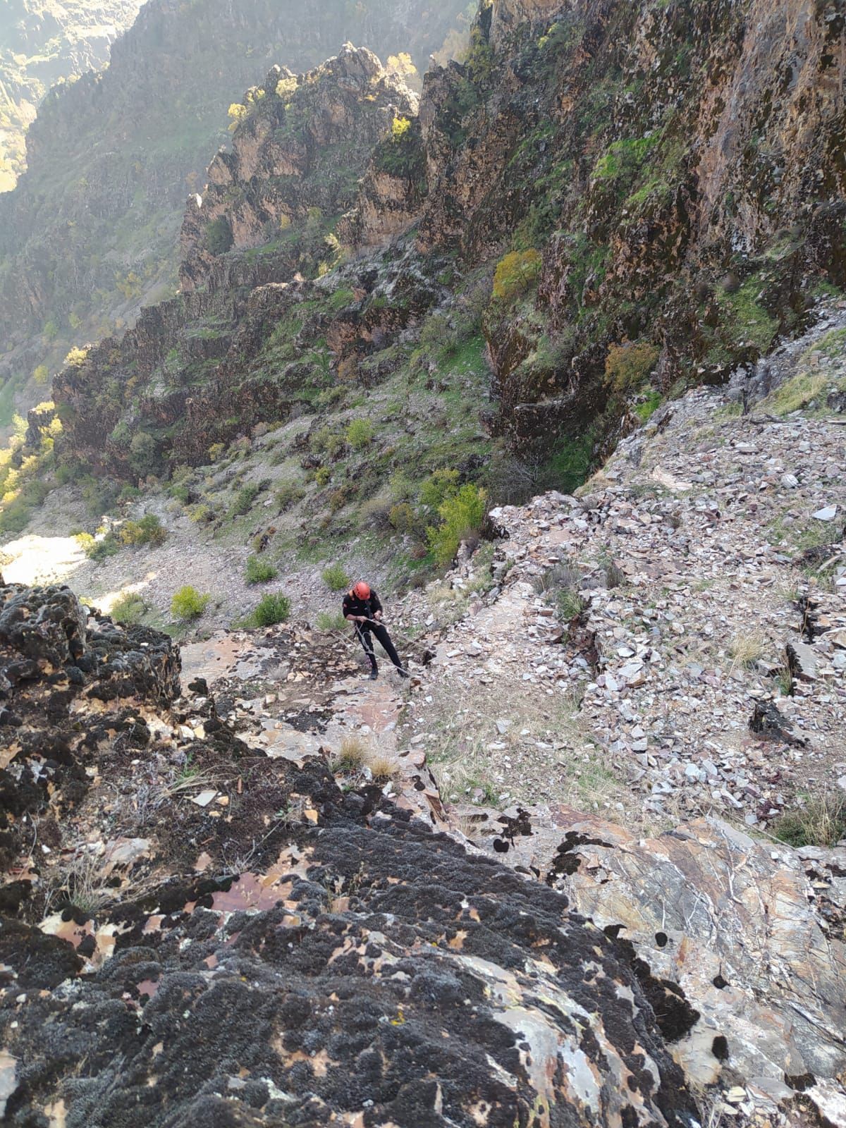 Kahramanmaraş’ta Kayalıklarda Mahsur Kalan 5 Keçi Kurtarıldı (3)