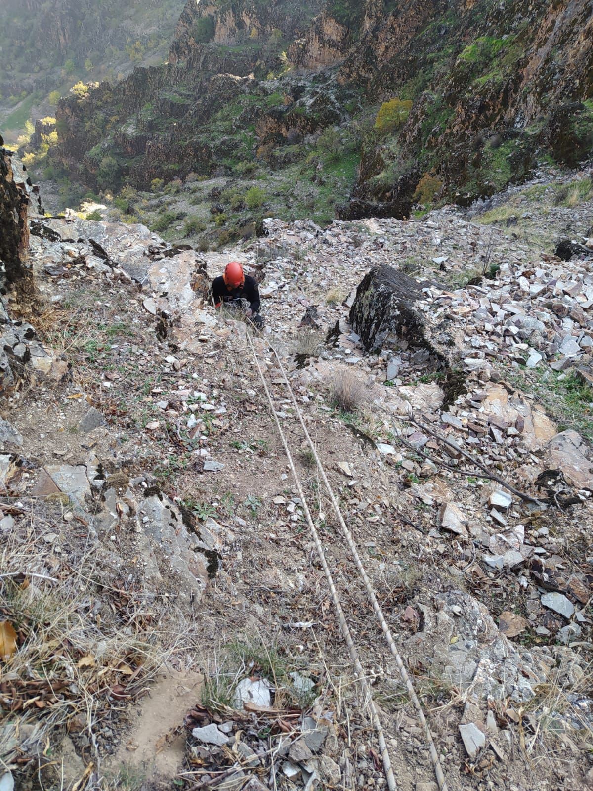 Kahramanmaraş’ta Kayalıklarda Mahsur Kalan 5 Keçi Kurtarıldı (4)