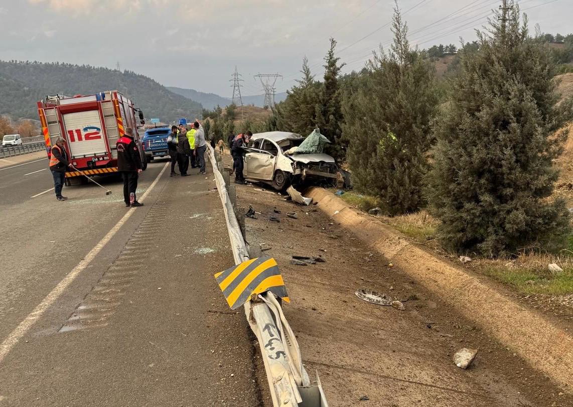 Kahramanmaraş’ta Otomobil Bariyerlere Çarptı 1’I Ağır 2 Kişi Yaralandı1