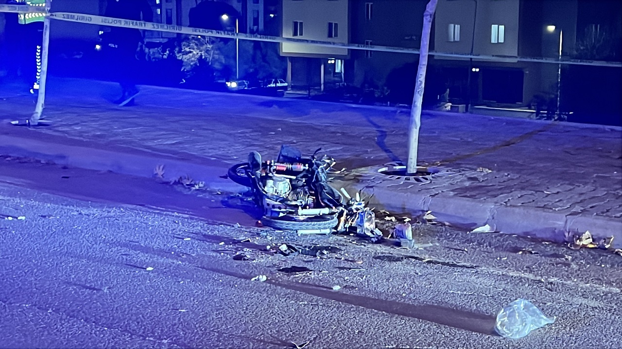 Kahramanmaraş’ta Polisten Kaçan Motosiklet Kamyonete Çarptı 1 Ölü, 1 Yaralı (3)