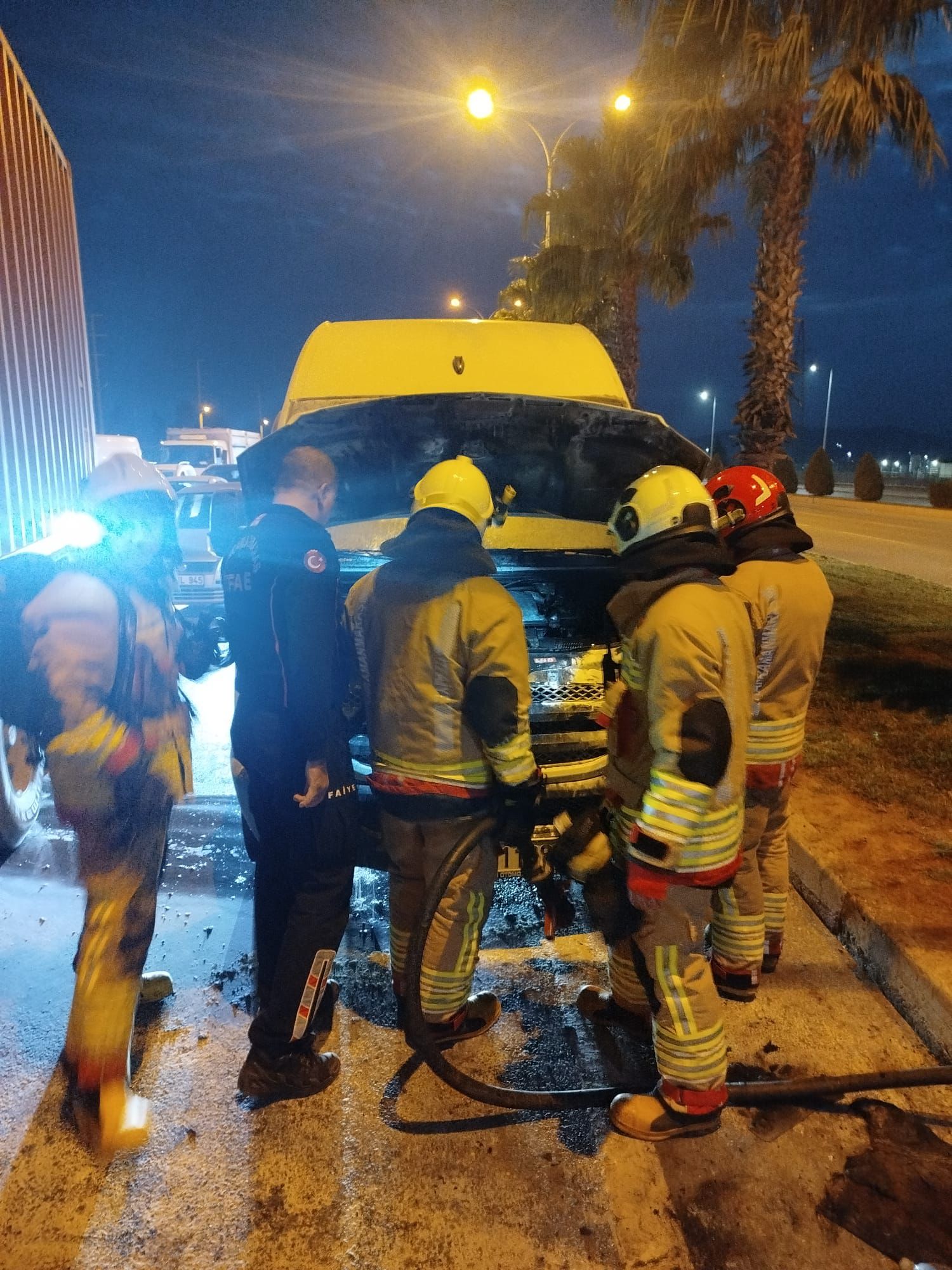 Kahramanmaraş’ta Servis Minibüsü Alev Aldı (2)