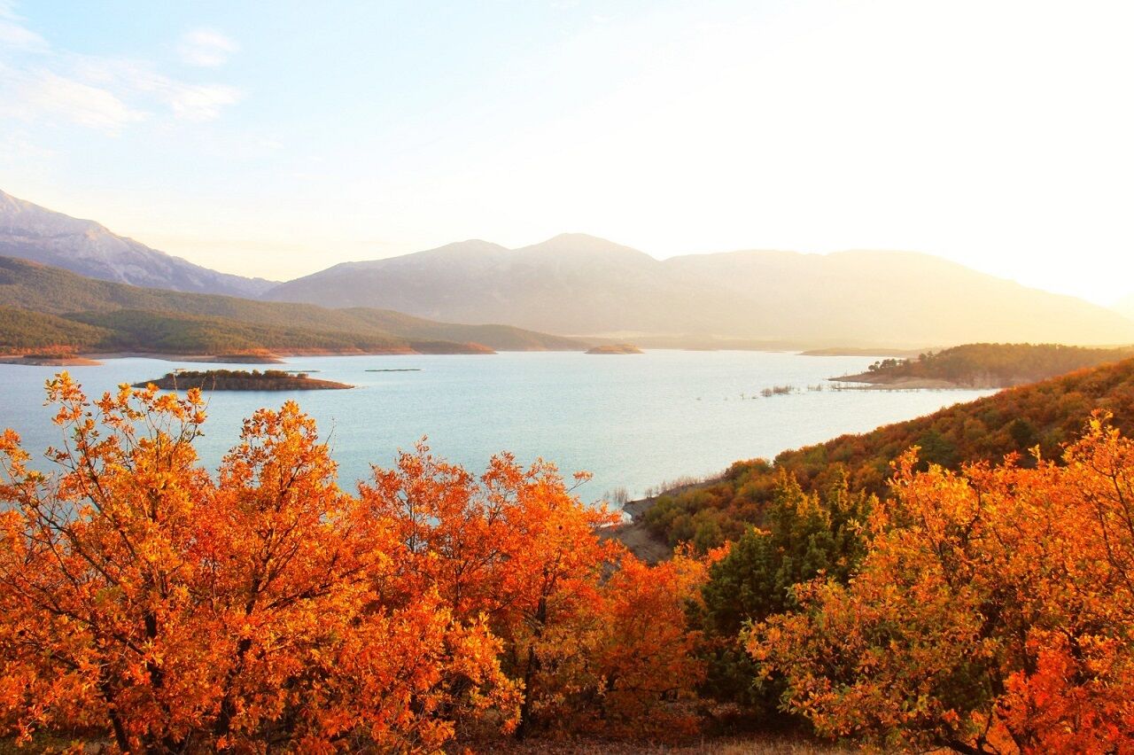 Sonbaharın en güzel hâli: Adatepe Barajı’ndan 5 büyüleyici kare
