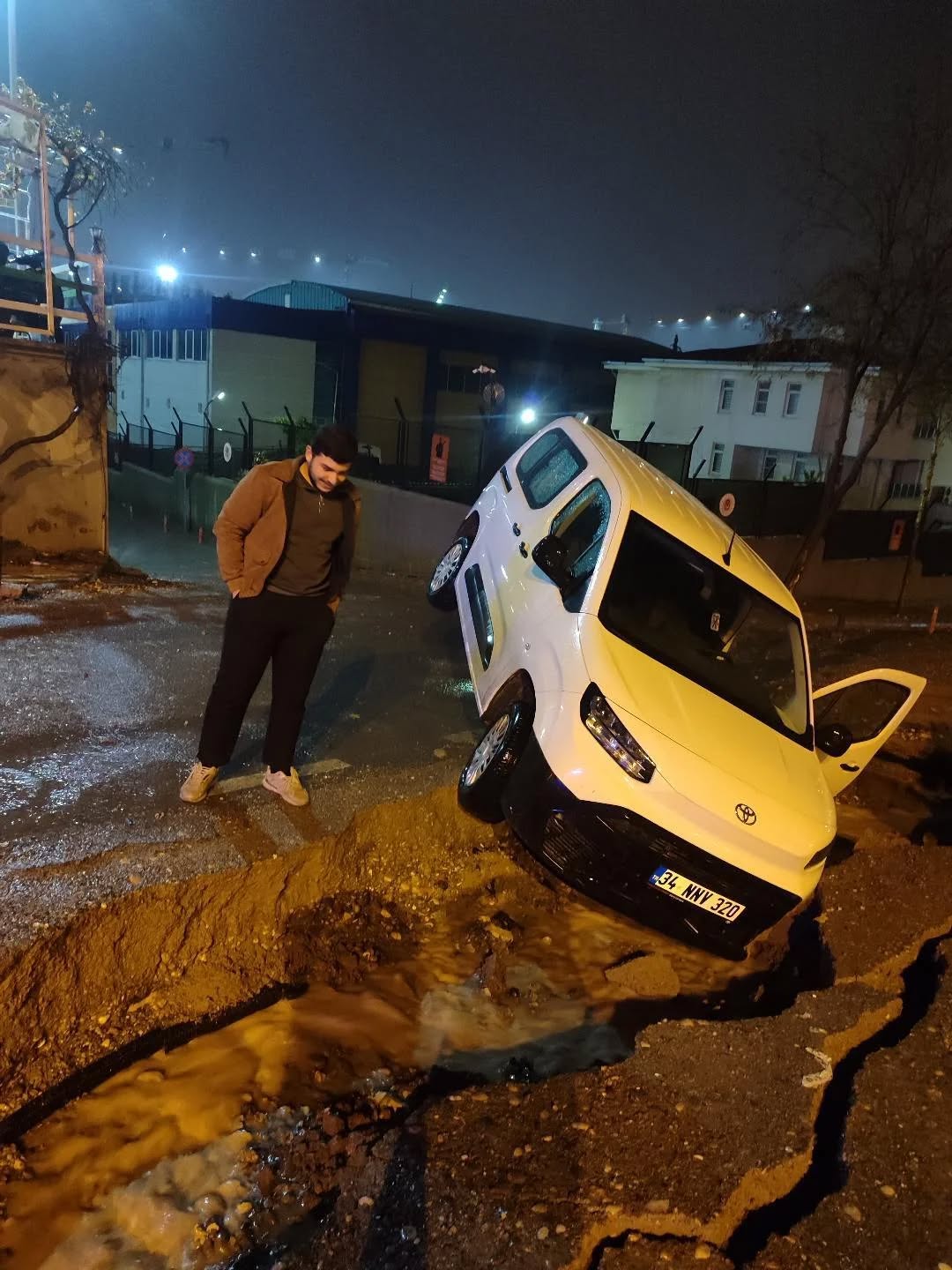 Kahramanmaraş'ta bir otomobil daha çukura düştü