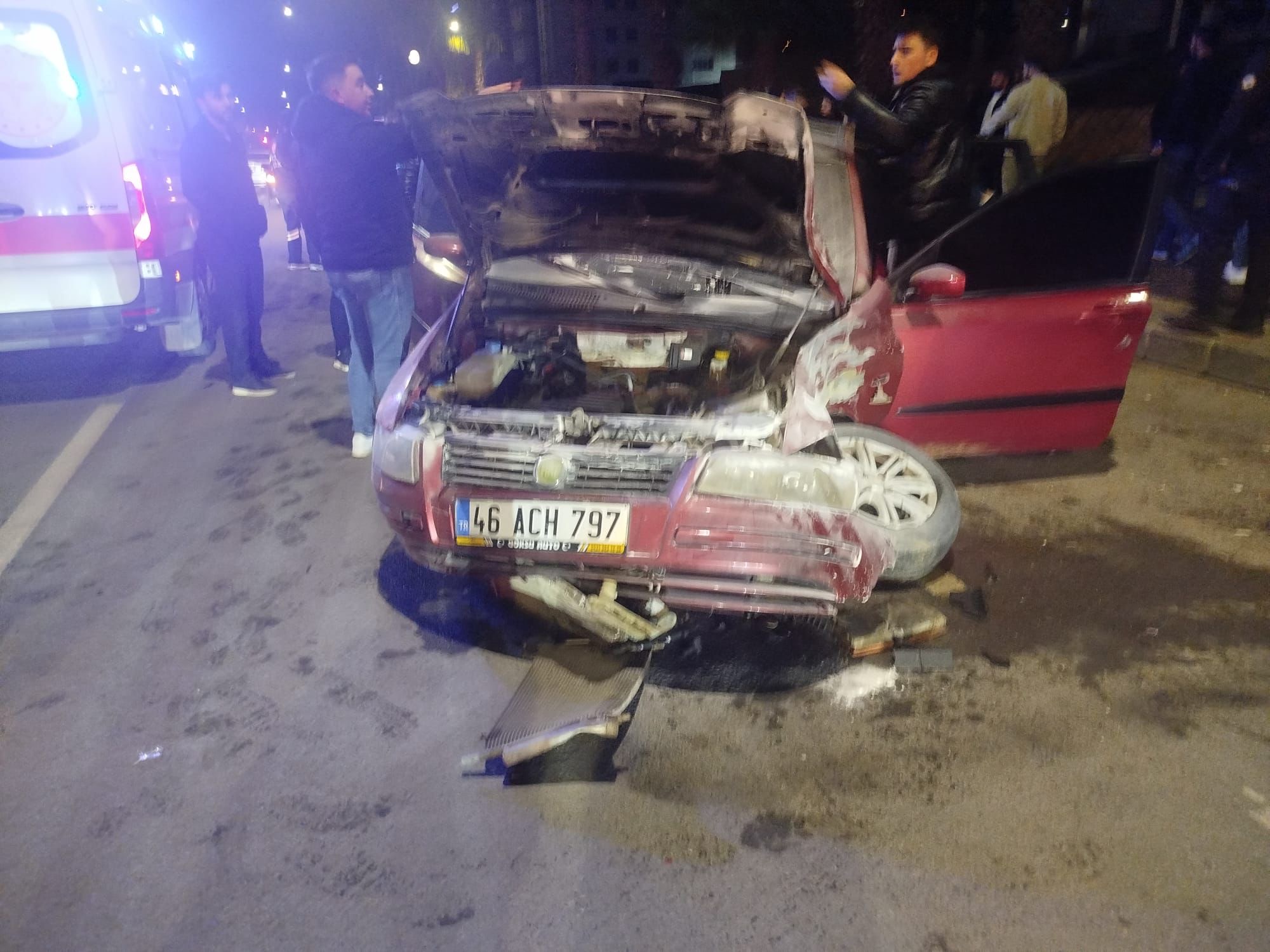 Kahramanmaraş’ta demir yığınına dönen araçtan sağ çıkarıldı-1