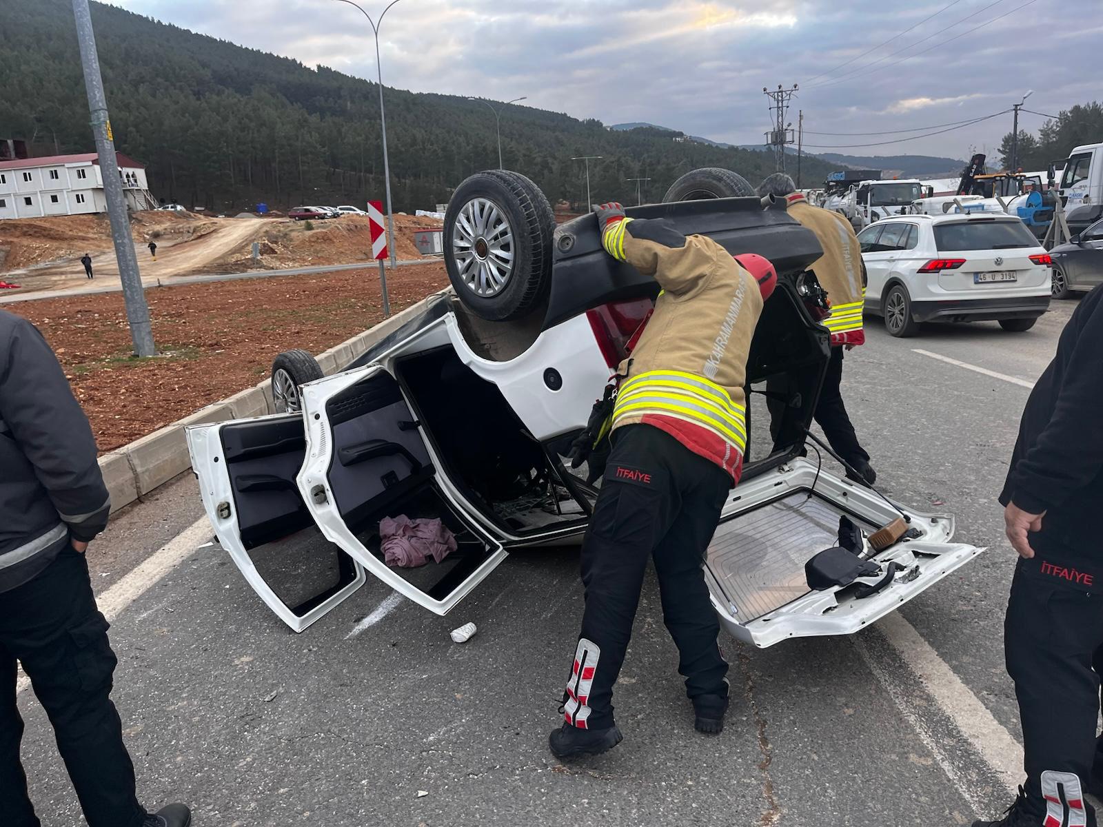 Kahramanmaraş’ta kafa kafaya çarpışma: Araç takla attı