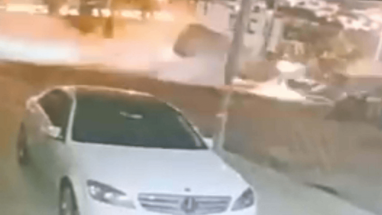 Bodrum’da Park Halindeki Araca Çarpan Kamyonet Takla Attı 1 Ölü, 2 Yaralı (1)