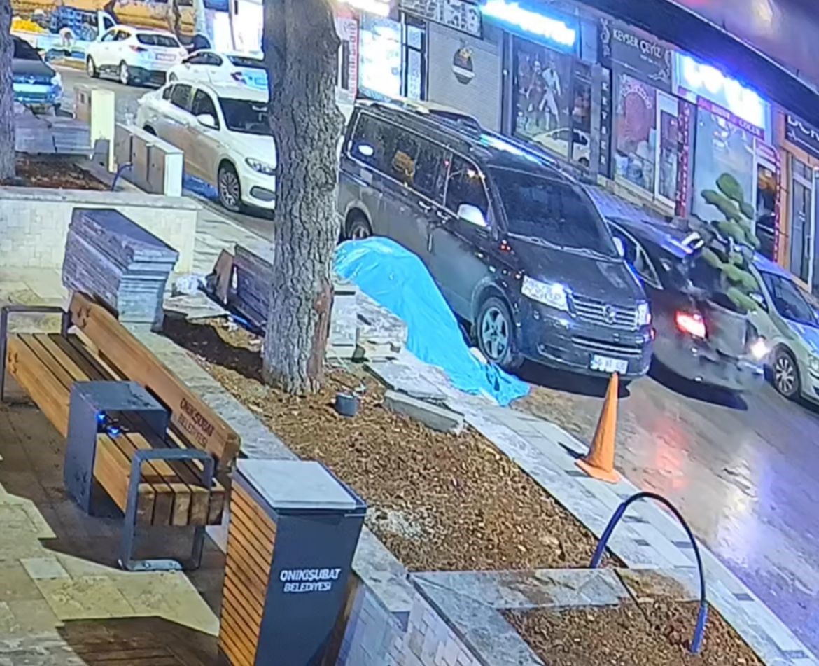 Bu Kadarı Da Pes Dedirtti Kahramanmaraş'ta Parkta Ağaç Çaldılar (2)