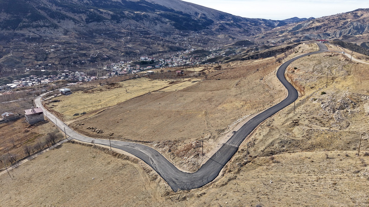 Çağlayancerit’te 6 Milyon Tl’lik Yatırım Ile Yeni Asfalt Yol (1)