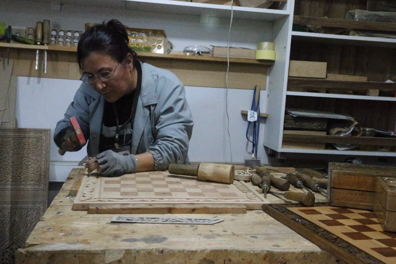 Depremde Zarar Gören Okul Sıraları Satranç Takımına Dönüştürüldü (1)