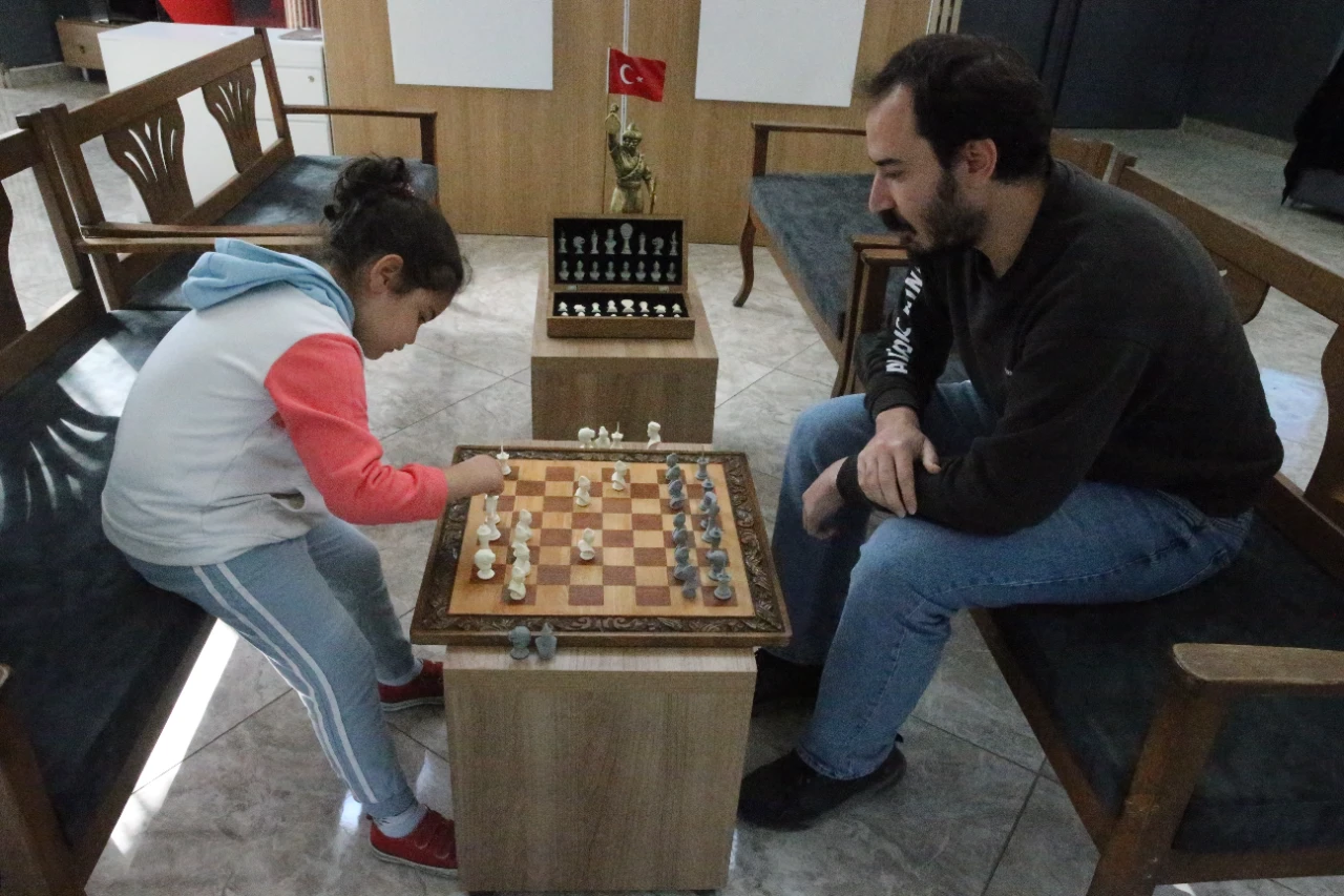 Depremde Zarar Gören Okul Sıraları Satranç Takımına Dönüştürüldü (2)