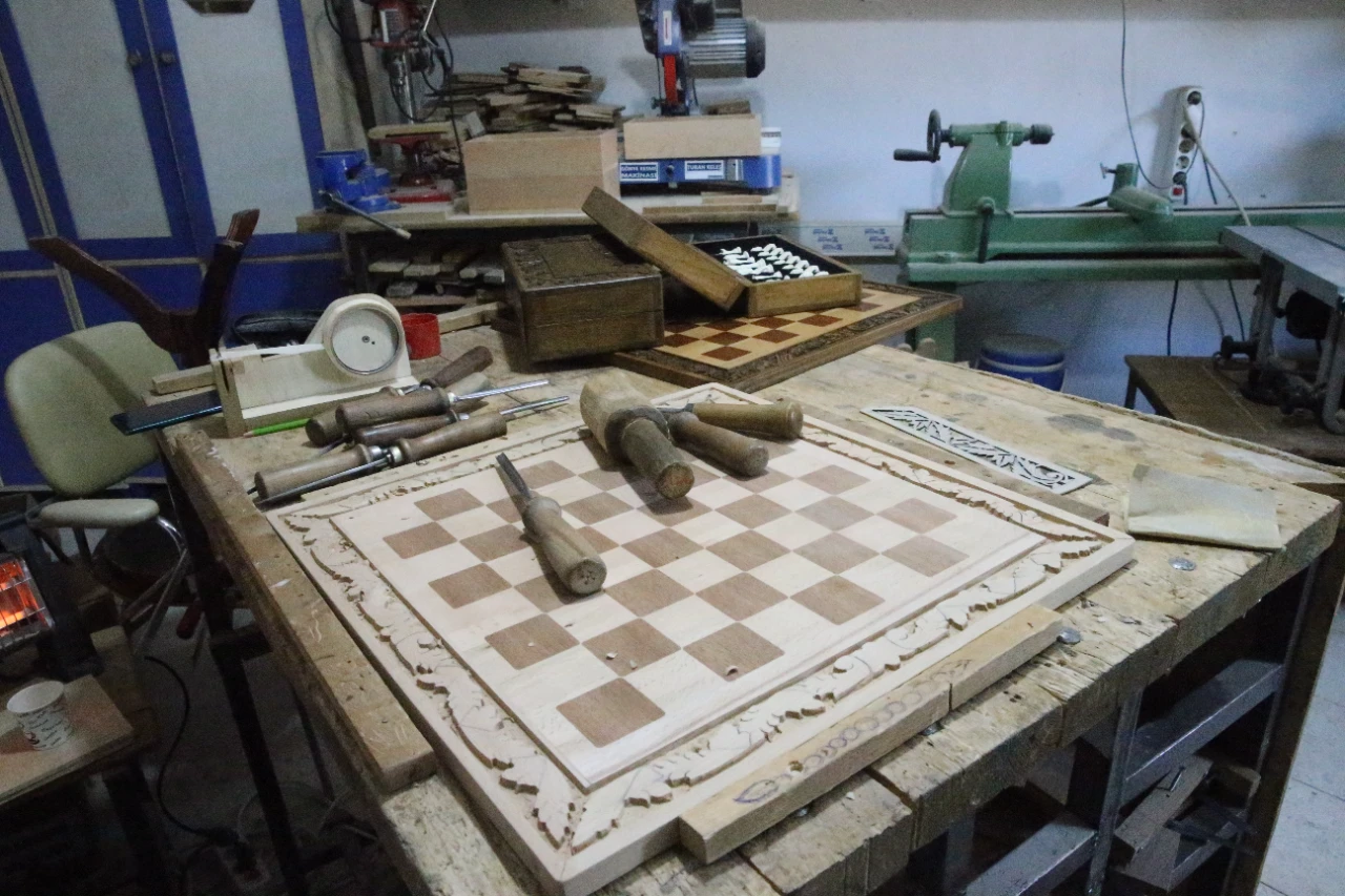 Depremde Zarar Gören Okul Sıraları Satranç Takımına Dönüştürüldü (4)