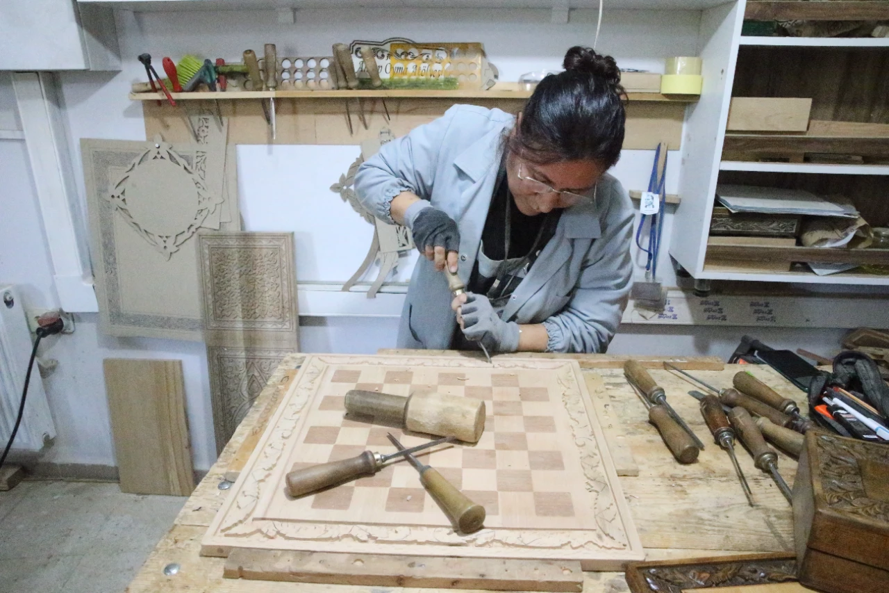 Depremde Zarar Gören Okul Sıraları Satranç Takımına Dönüştürüldü (5)