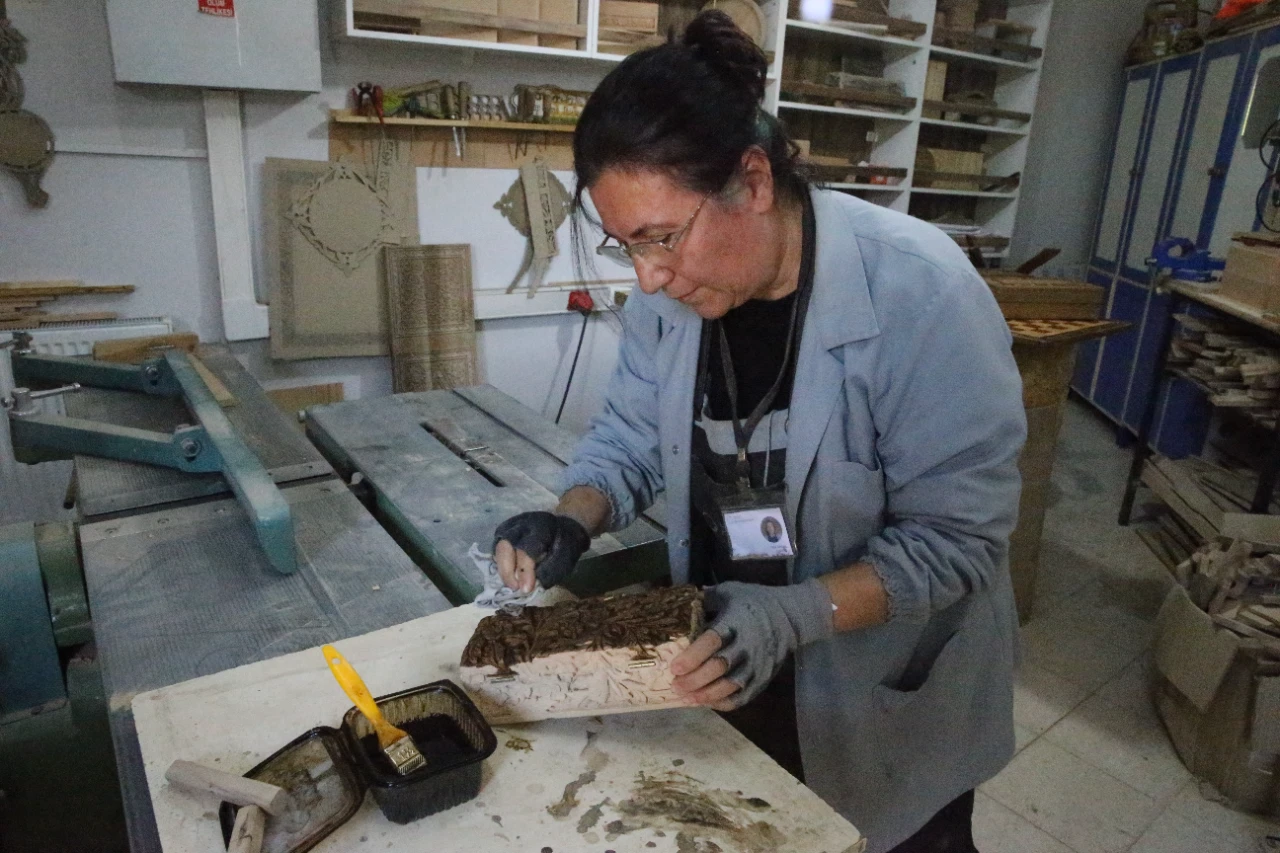 Depremde Zarar Gören Okul Sıraları Satranç Takımına Dönüştürüldü (6)