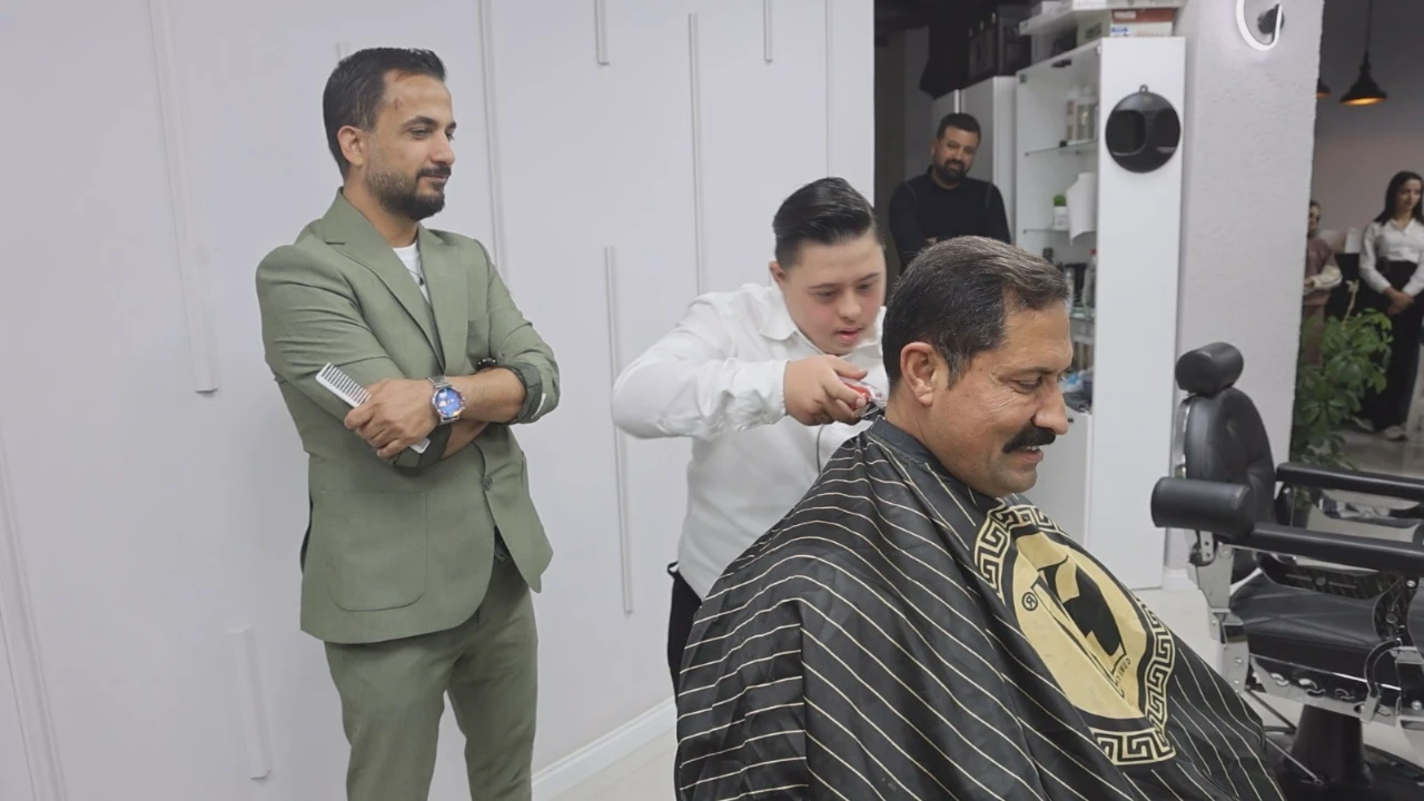 Down Sendromlu Kuaför Şükrü’den Vali Masatlı’ya Tıraş Sürprizi (3)