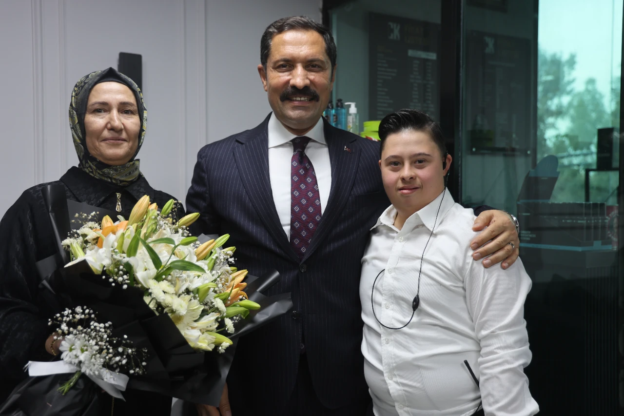 Down Sendromlu Kuaför Şükrü’den Vali Masatlı’ya Tıraş Sürprizi (6)