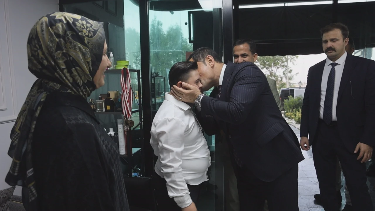 Down Sendromlu Kuaför Şükrü’den Vali Masatlı’ya Tıraş Sürprizi (8)