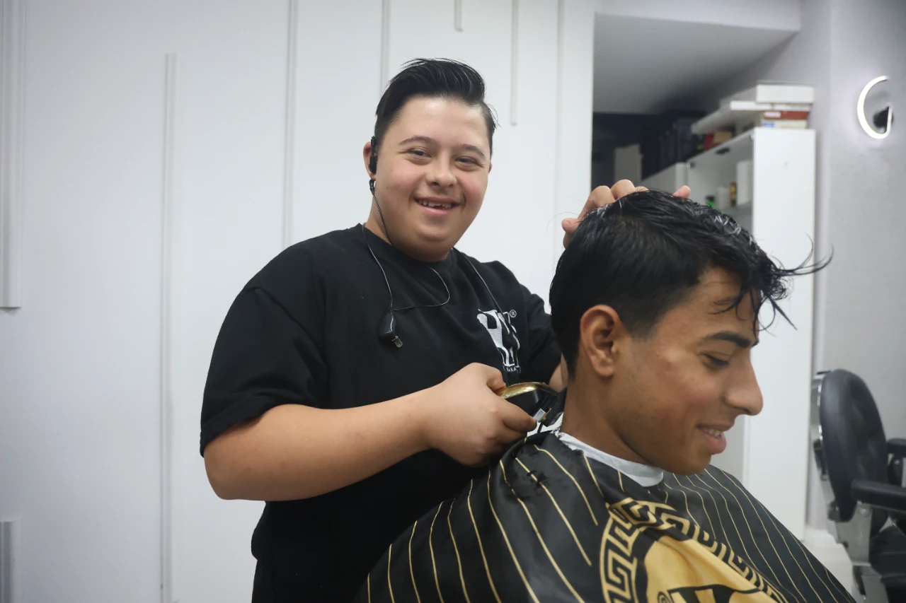 Down Sendromlu Kuaför Şükrü’den Vali Masatlı’ya Tıraş Sürprizi (9)