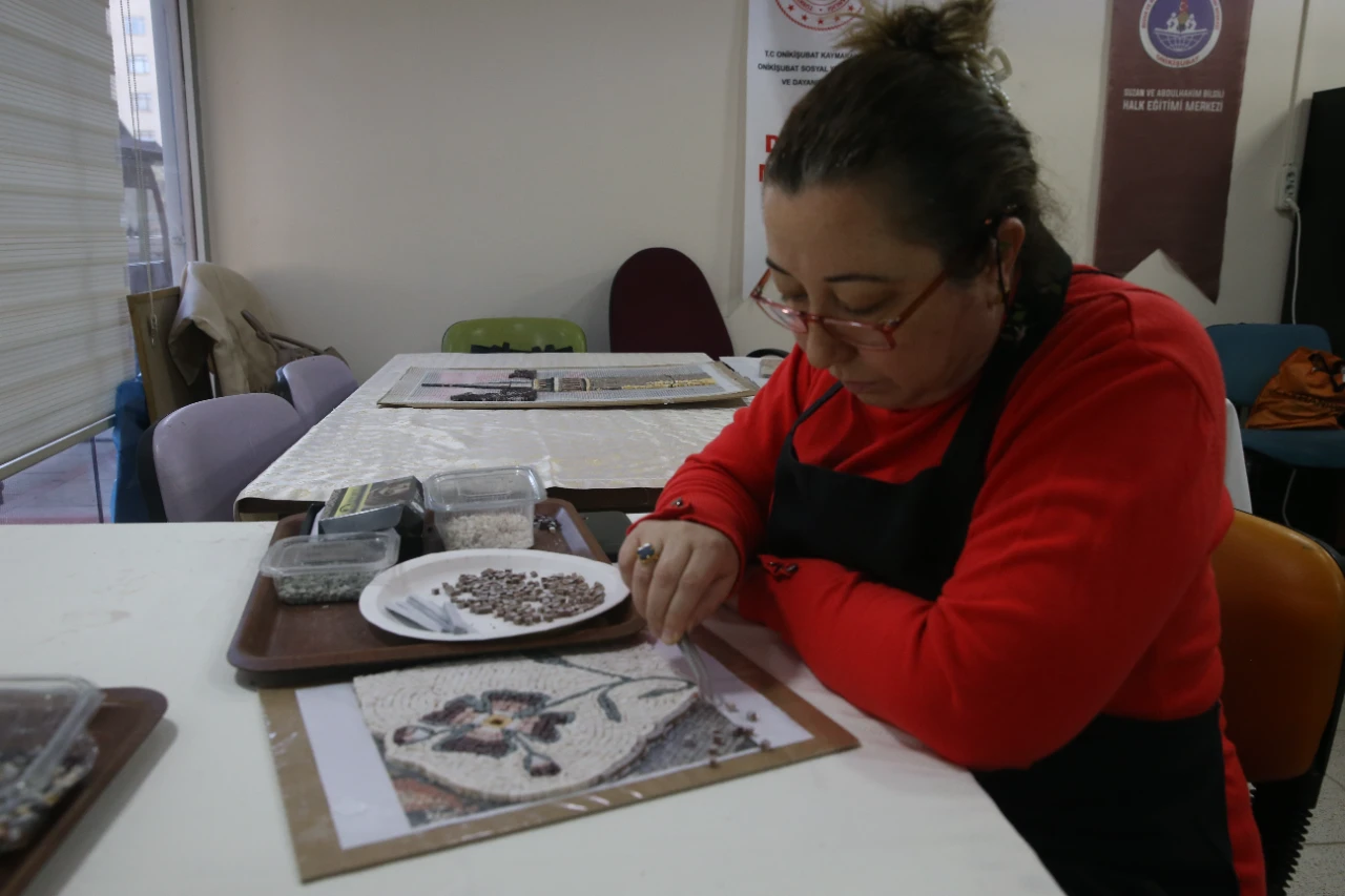 Kahramanmaraş'ın Germanicia Mozaikleri Kadınların Emeğiyle Yeniden Hayat Buluyor (11)