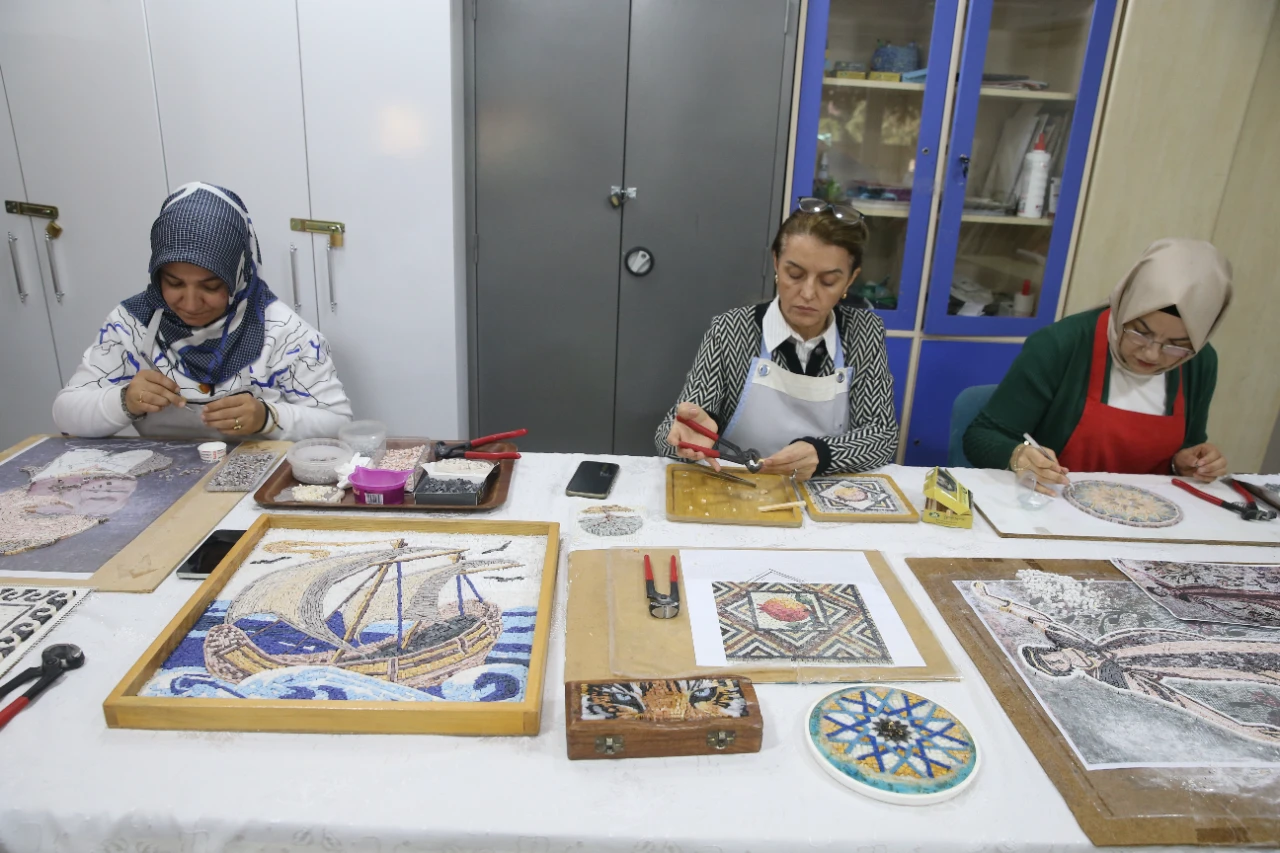 Kahramanmaraş'ın Germanicia Mozaikleri Kadınların Emeğiyle Yeniden Hayat Buluyor (12)