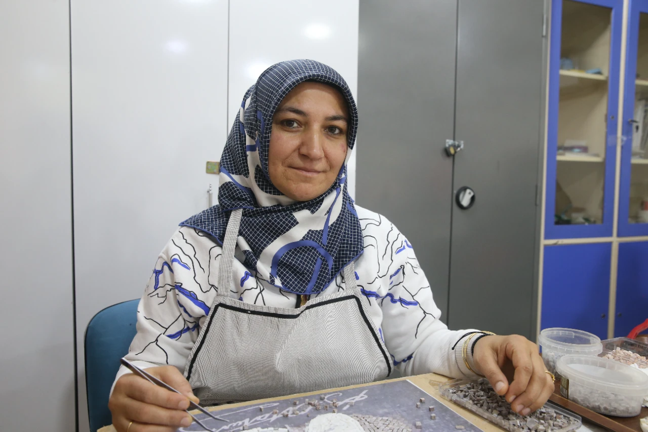 Kahramanmaraş'ın Germanicia Mozaikleri Kadınların Emeğiyle Yeniden Hayat Buluyor (4)