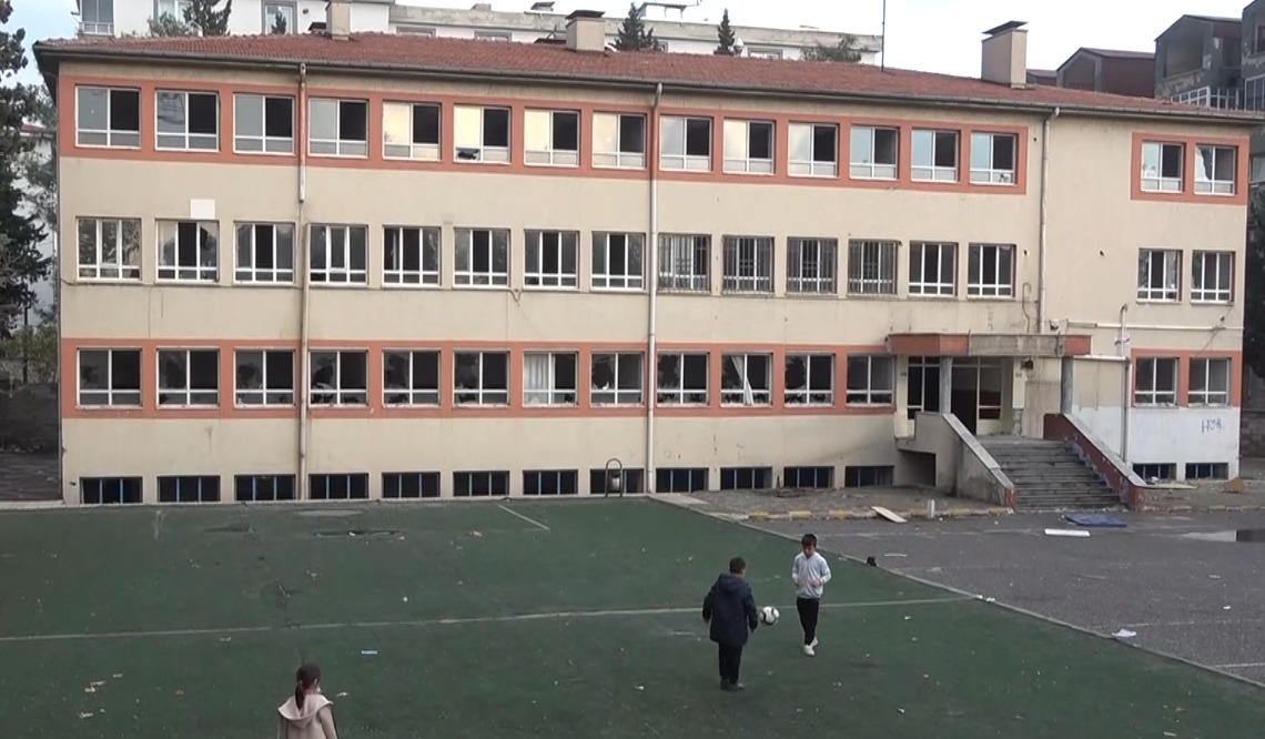 Kahramanmaraş’ta 50 Yıllık Okul Kaderine Terk Edildi-1