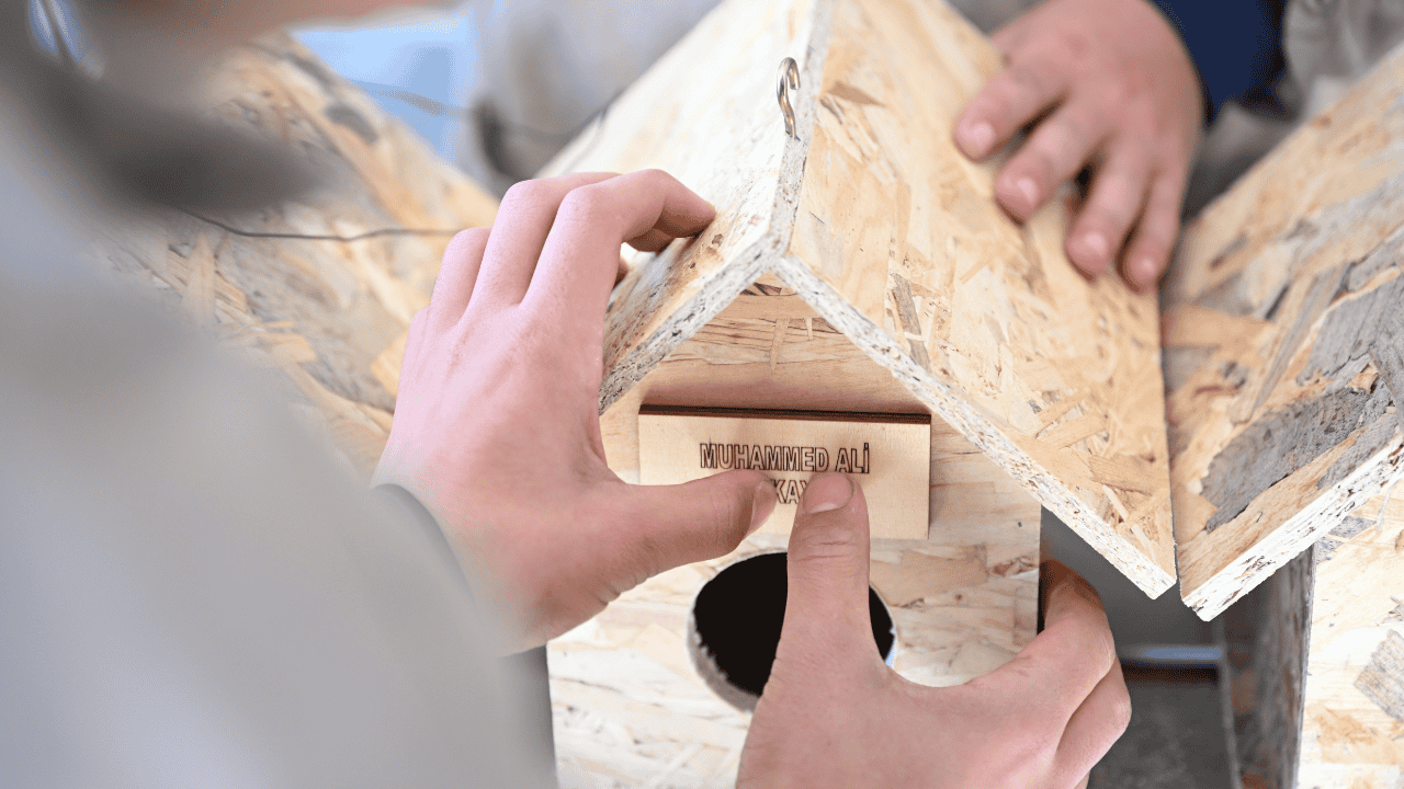 Kahramanmaraş’ta Depremde Hayatını Kaybedenlerin Ismi Kuş Evlerinde Yaşatılıyor (8)