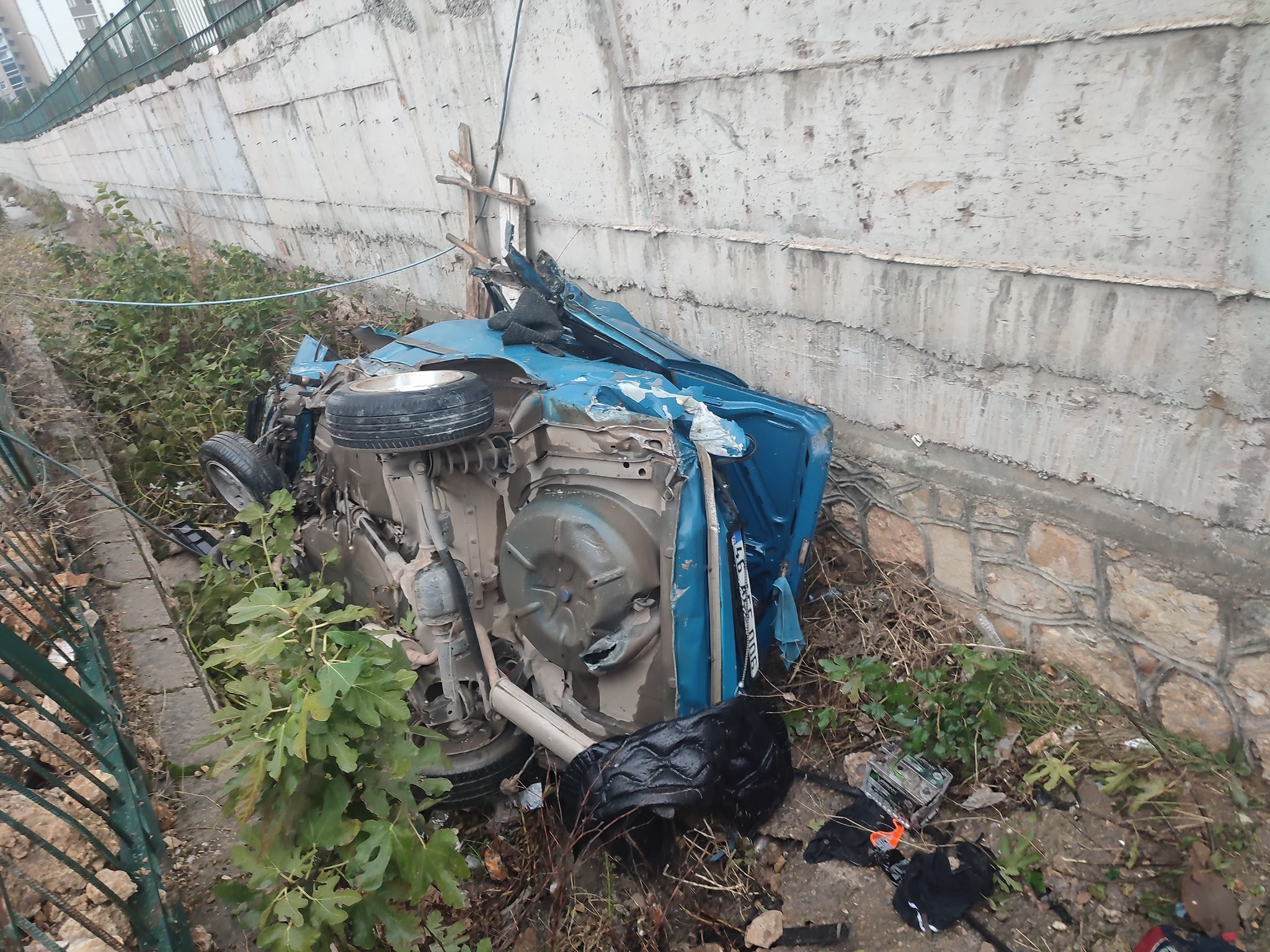 Kahramanmaraş’ta Direksiyon Hakimiyetini Kaybeden Araç Kanala Uçtu (2)