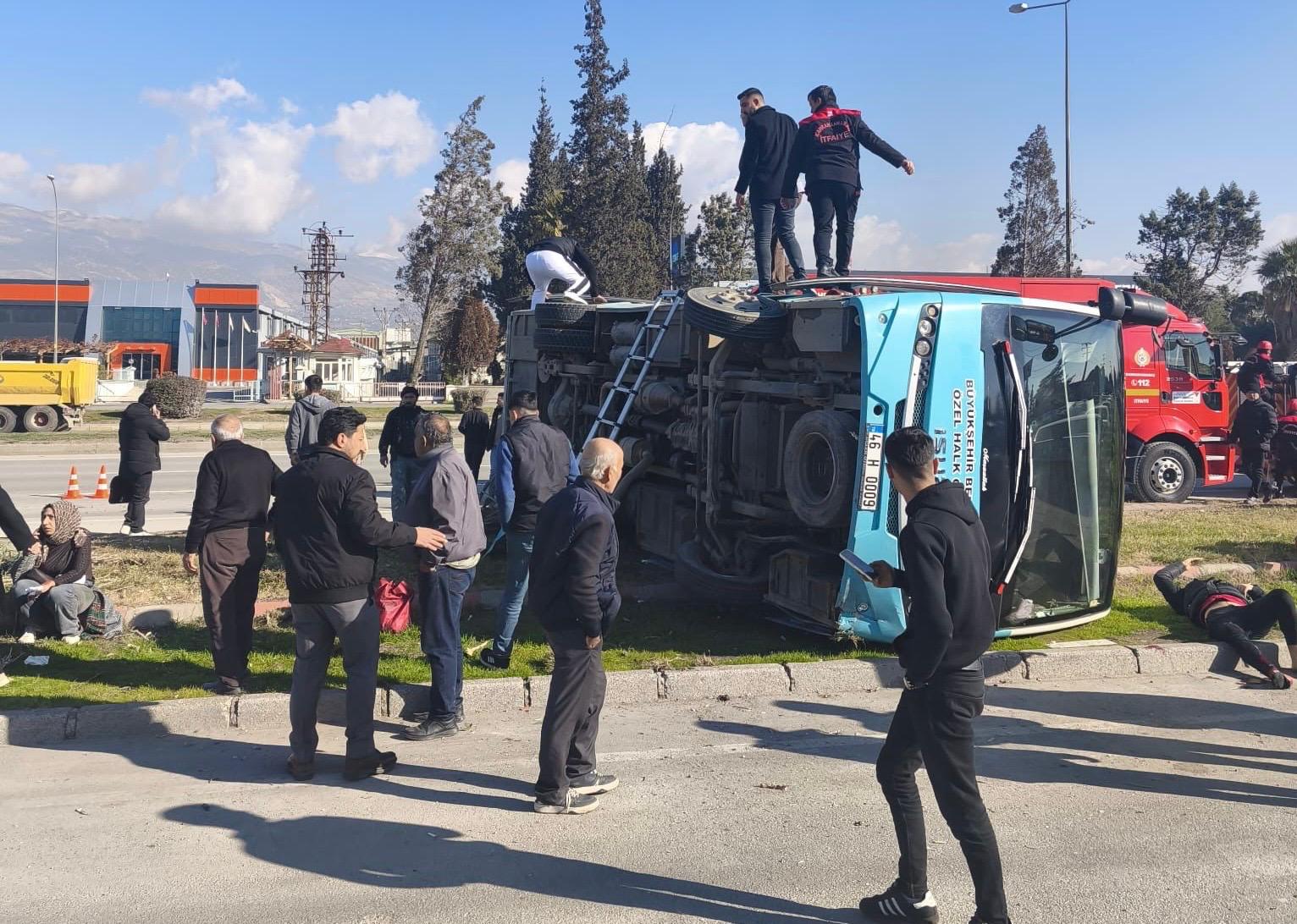 Kahramanmaraş’ta Feci Çarpışma! Otobüs Devrildi, 4 Ağır Yaralı Var (3)