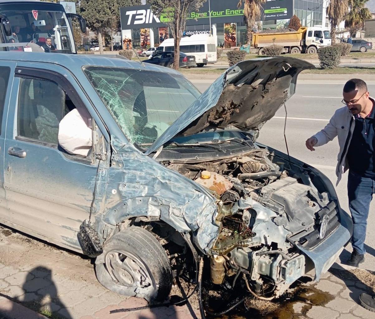 Kahramanmaraş’ta Feci Çarpışma! Otobüs Devrildi, 4 Ağır Yaralı Var (5)