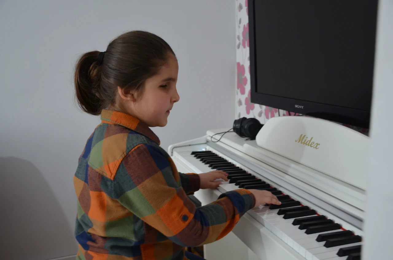 Kahramanmaraş'ta Görme Engelli 8 Yaşındaki Çınar Piyano Notalarıyla Dünyasını Aydınlatıyor (2)