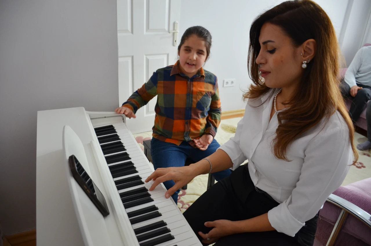 Kahramanmaraş'ta Görme Engelli 8 Yaşındaki Çınar Piyano Notalarıyla Dünyasını Aydınlatıyor (3)