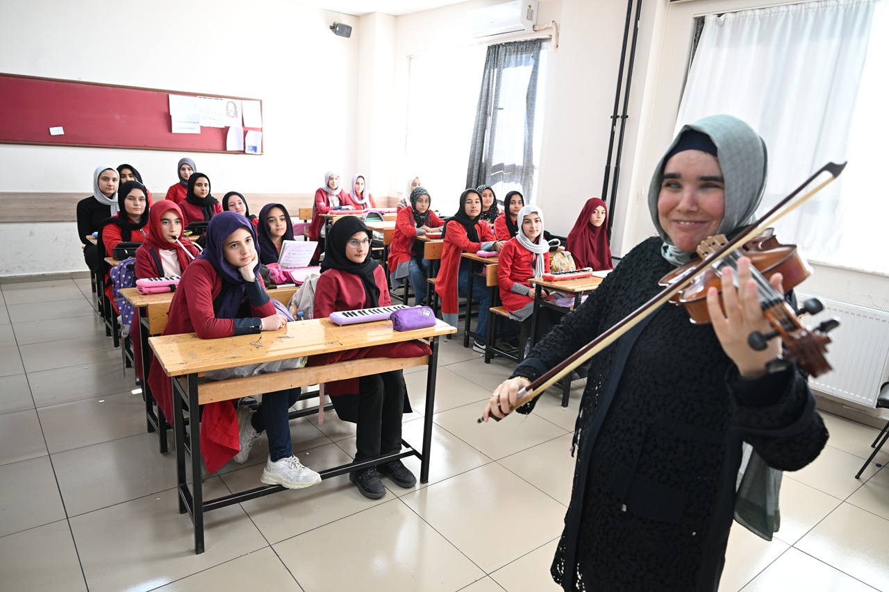 Kahramanmaraş’ta Görme Engelli Müzik Öğretmeni Melodilerle İlham Oluyor (1)