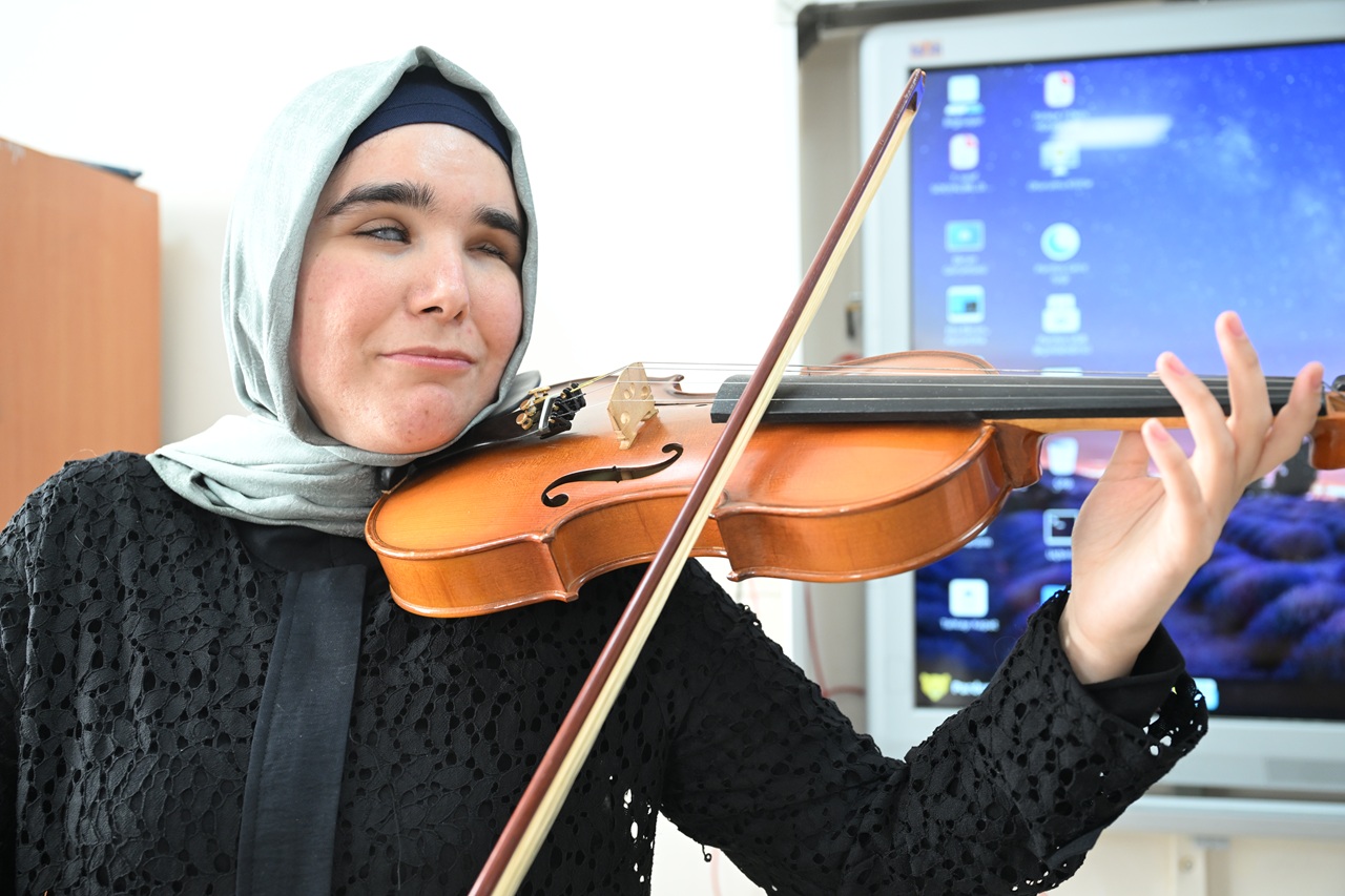 Kahramanmaraş’ta Görme Engelli Müzik Öğretmeni Melodilerle İlham Oluyor (2)