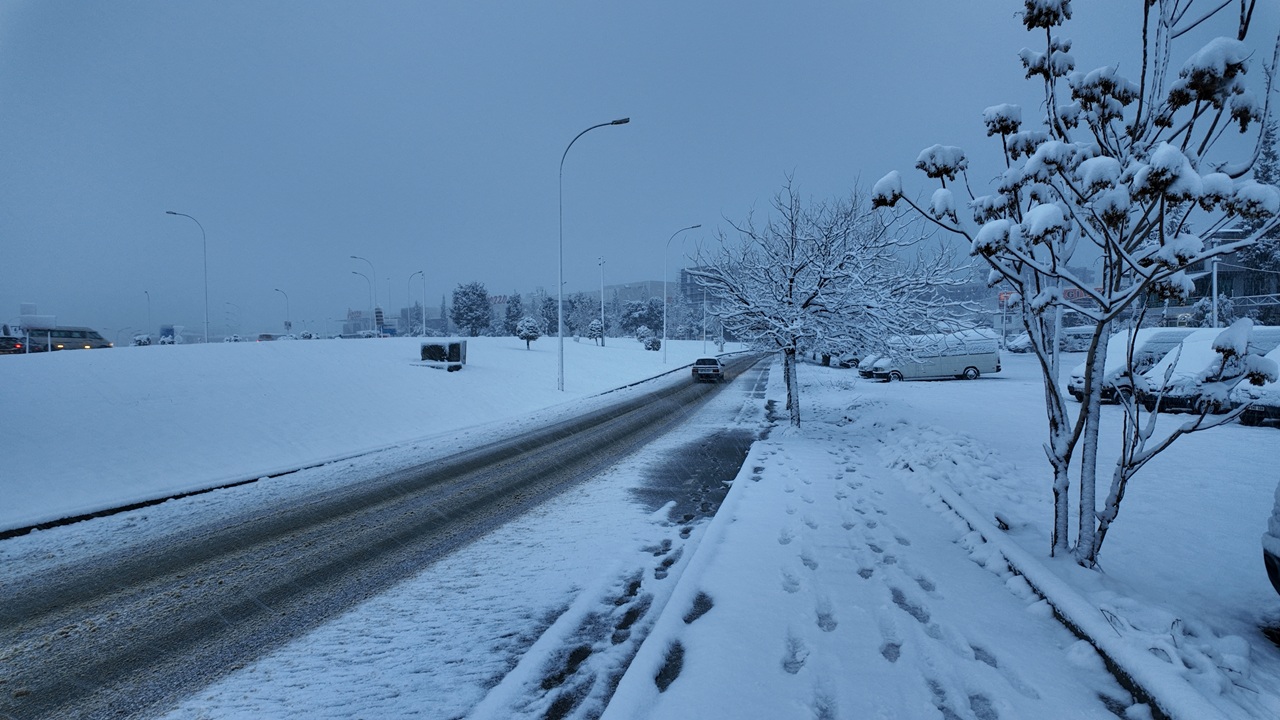 Kahramanmaraş’ta Kar Sürprizi Şehir Beyaza Büründü (3)