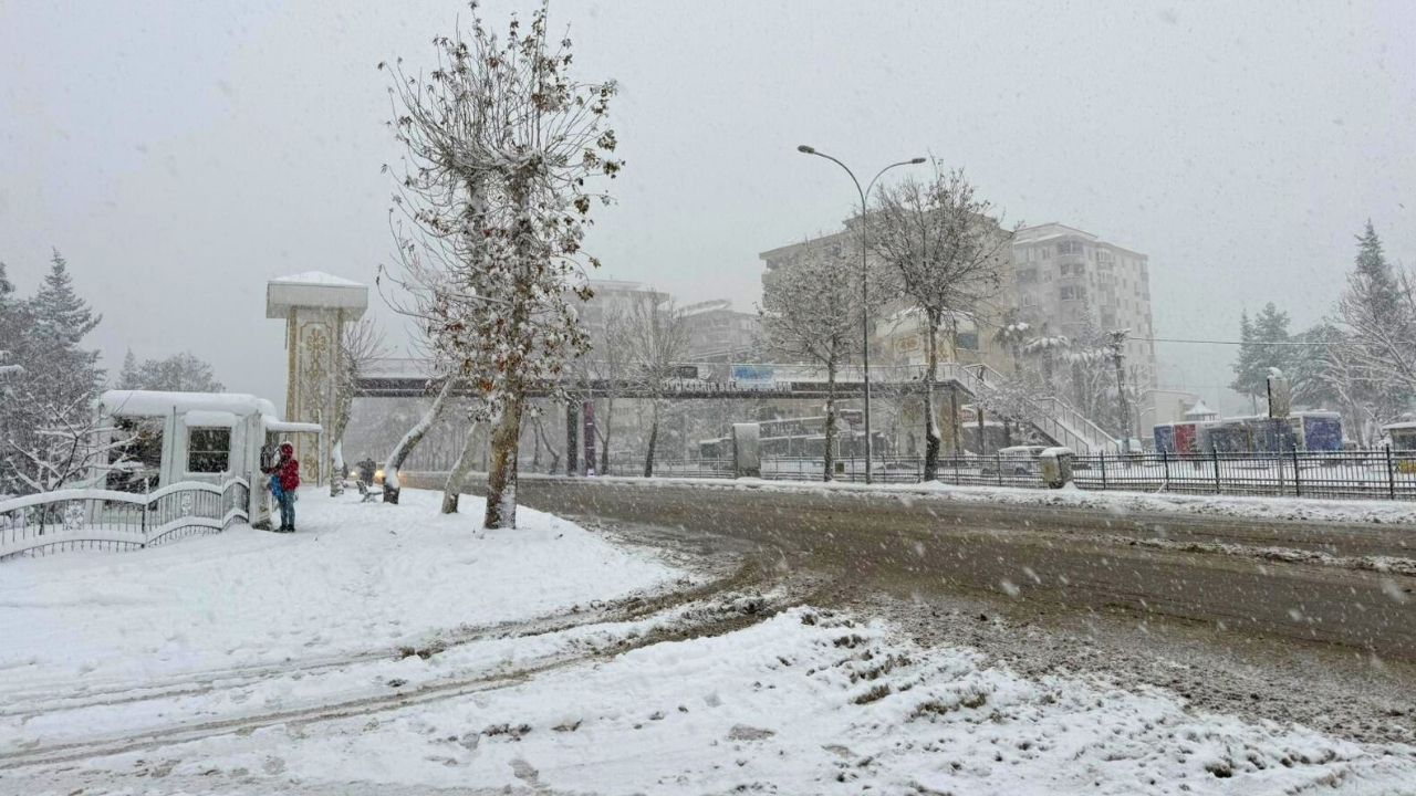 Kahramanmaraş’ta Kar Sürprizi Şehir Beyaza Büründü