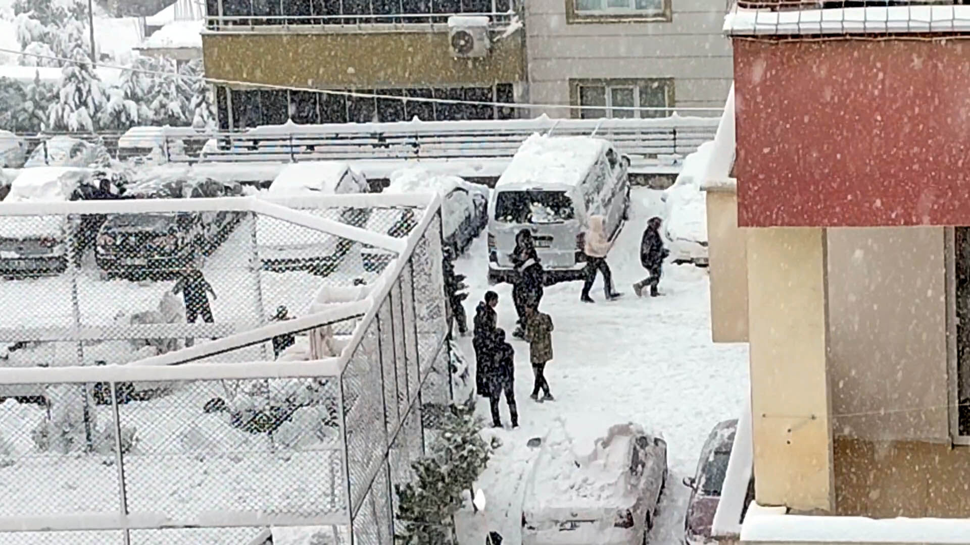 Kahramanmaraş’ta Kar Yağışı Halayla Kutlandı1