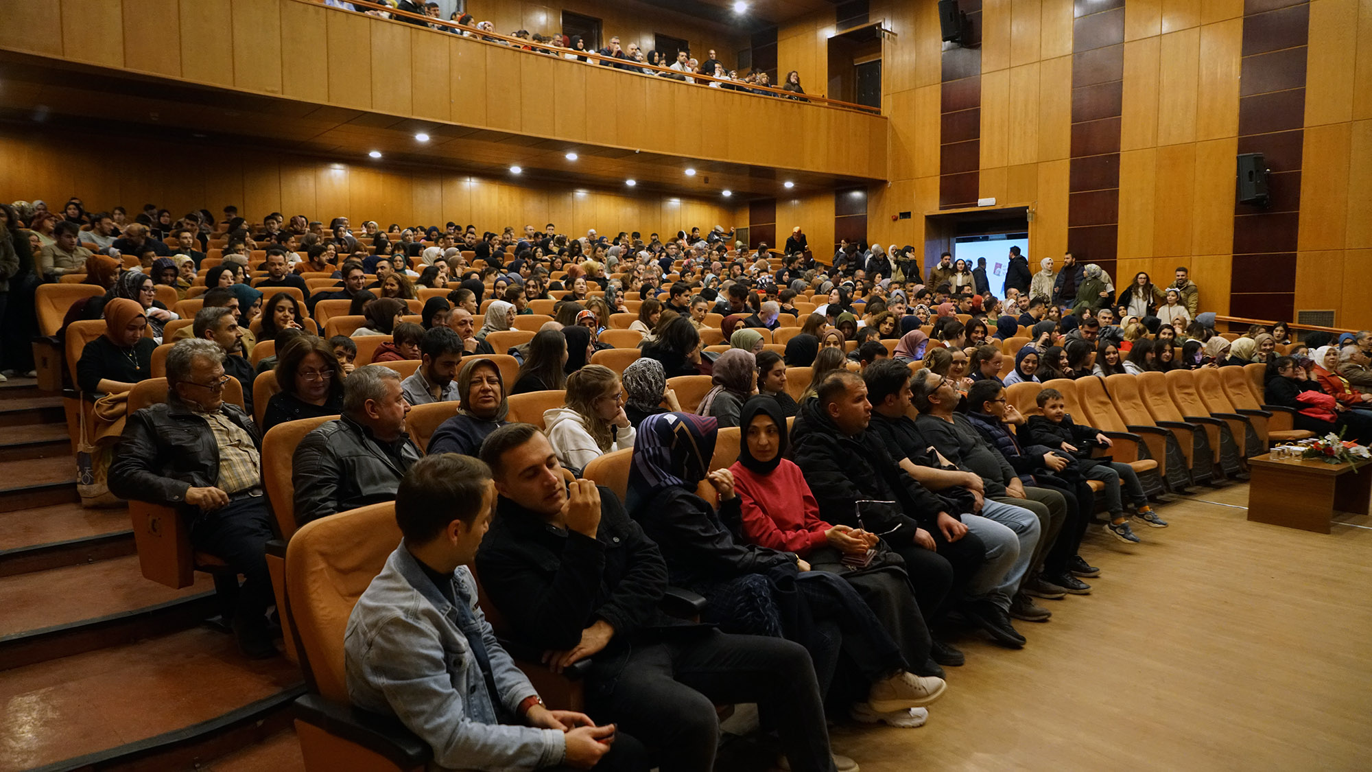 Kahramanmaraş’ta “Ölü Ozanlar Derneği” Oyunu Dakikalarca Alkışlandı (1)