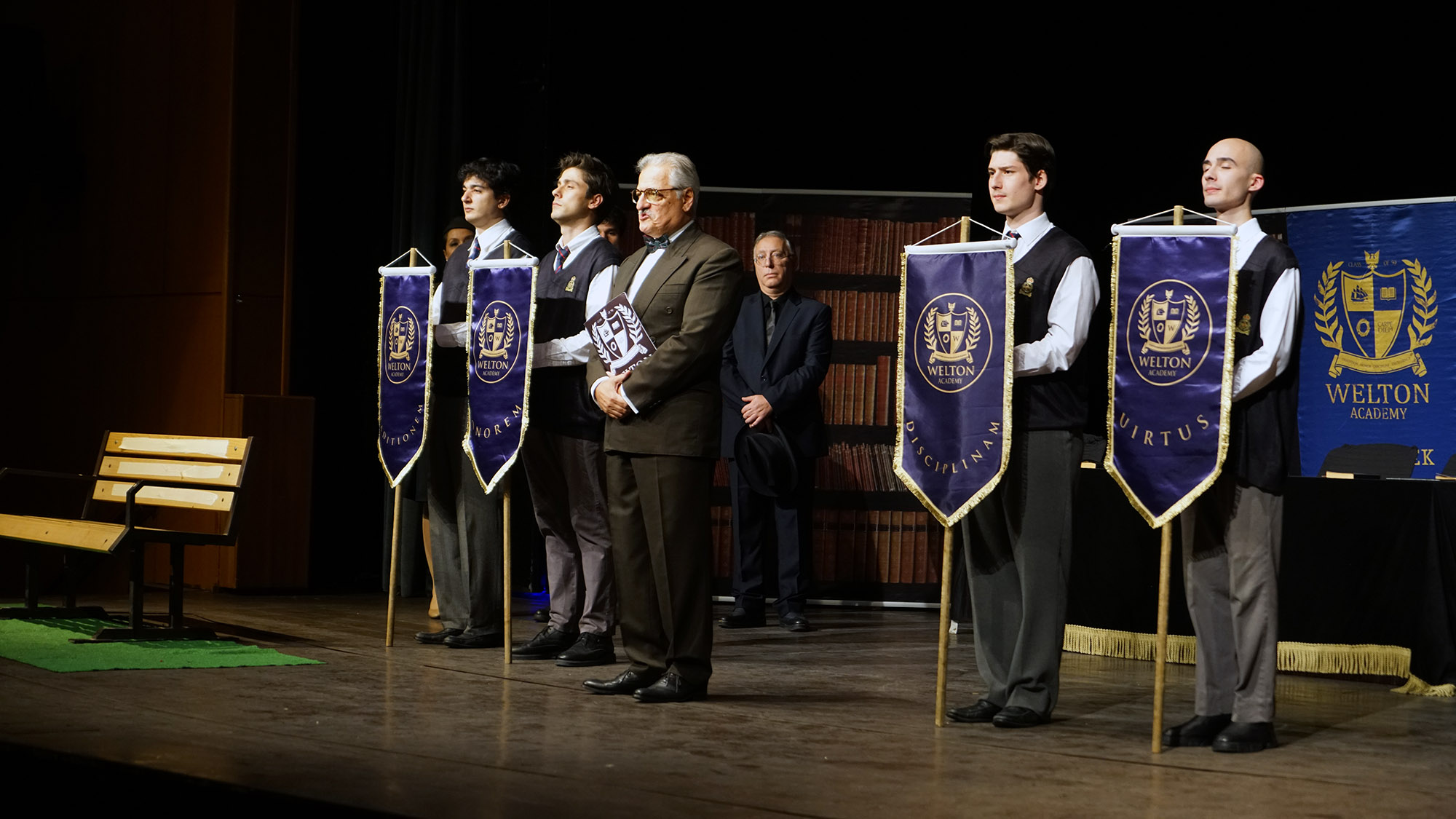 Kahramanmaraş’ta “Ölü Ozanlar Derneği” Oyunu Dakikalarca Alkışlandı (2)