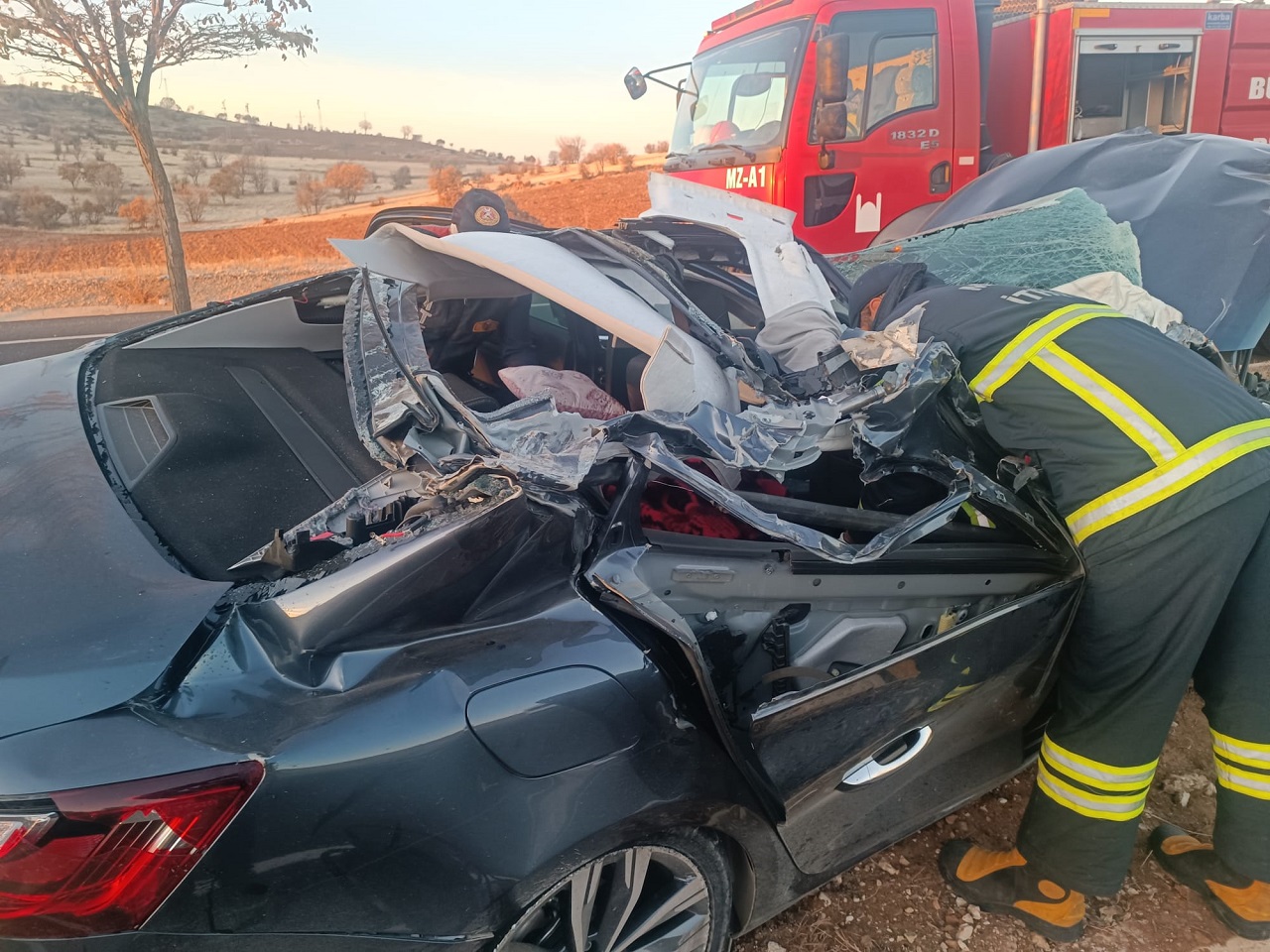 Mardin’de Otomobil Tir’a Çarptı 1 Ölü, 2 Yaralı (1)