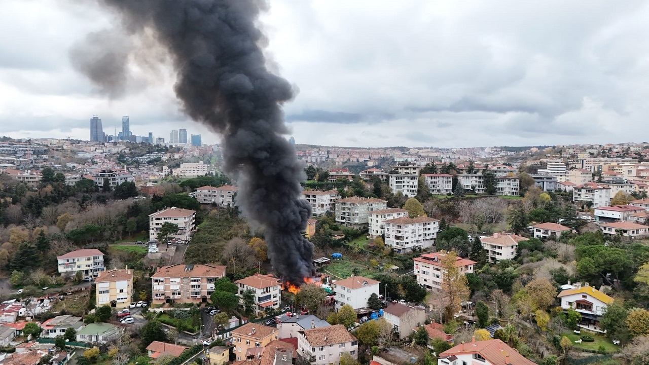Sarıyer’de Ruhsatsız Tamirhanede Yangın 3 Araç Küle Döndü (1)