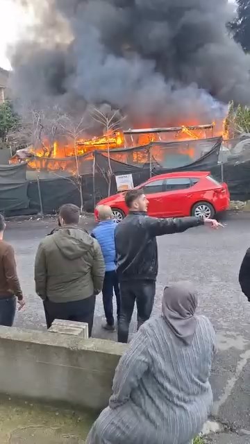 Sarıyer’de Ruhsatsız Tamirhanede Yangın 3 Araç Küle Döndü (3)