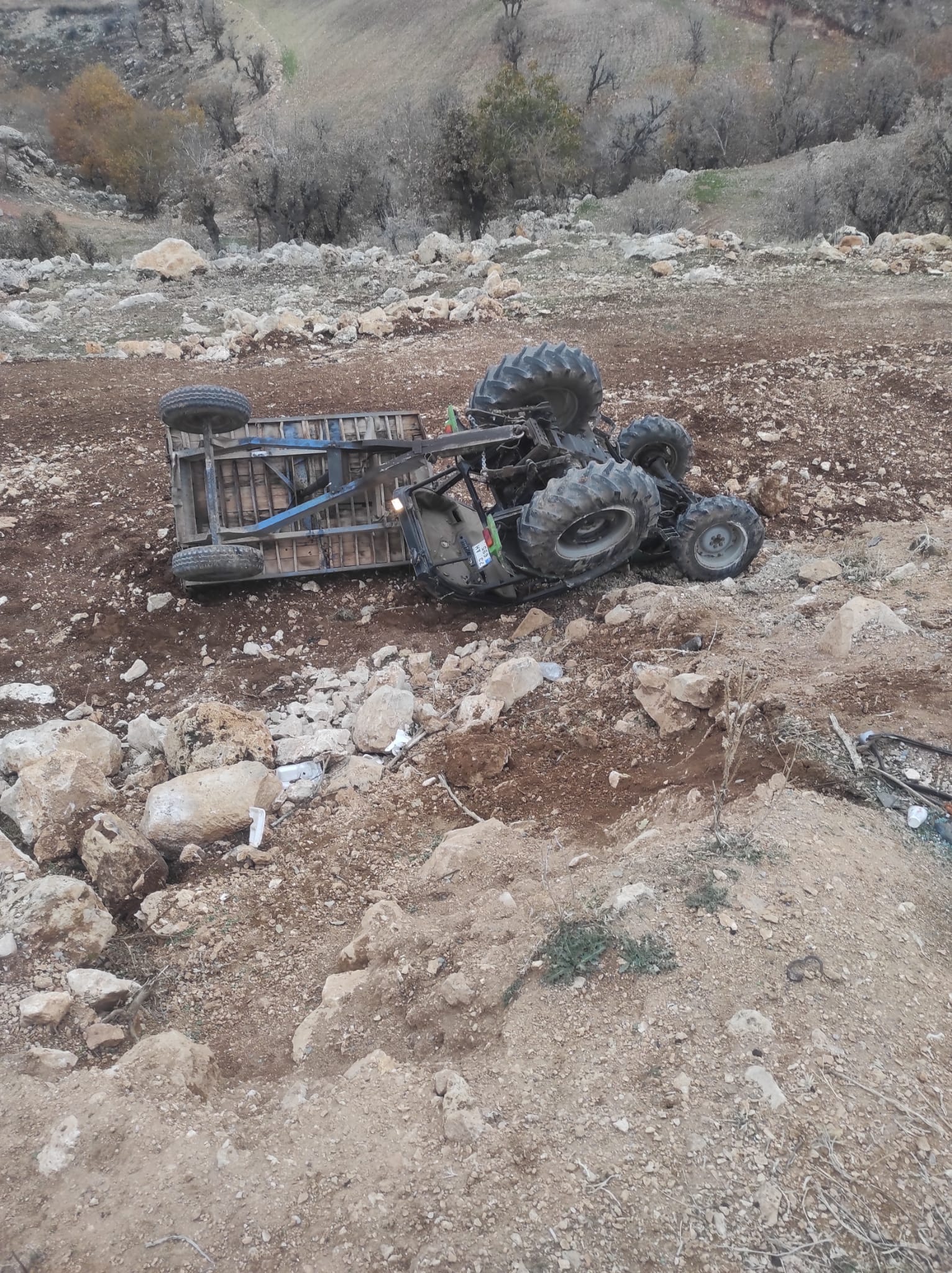 Traktör Şarampole Devrildi 12 Kişi Yaralandı (2)