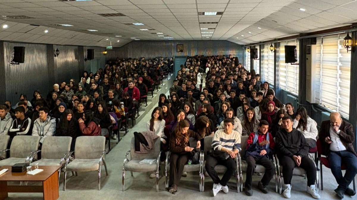 Yazar Mustafa Köneçoğlu Andırın’da Öğrencilerle Buluştu (1)